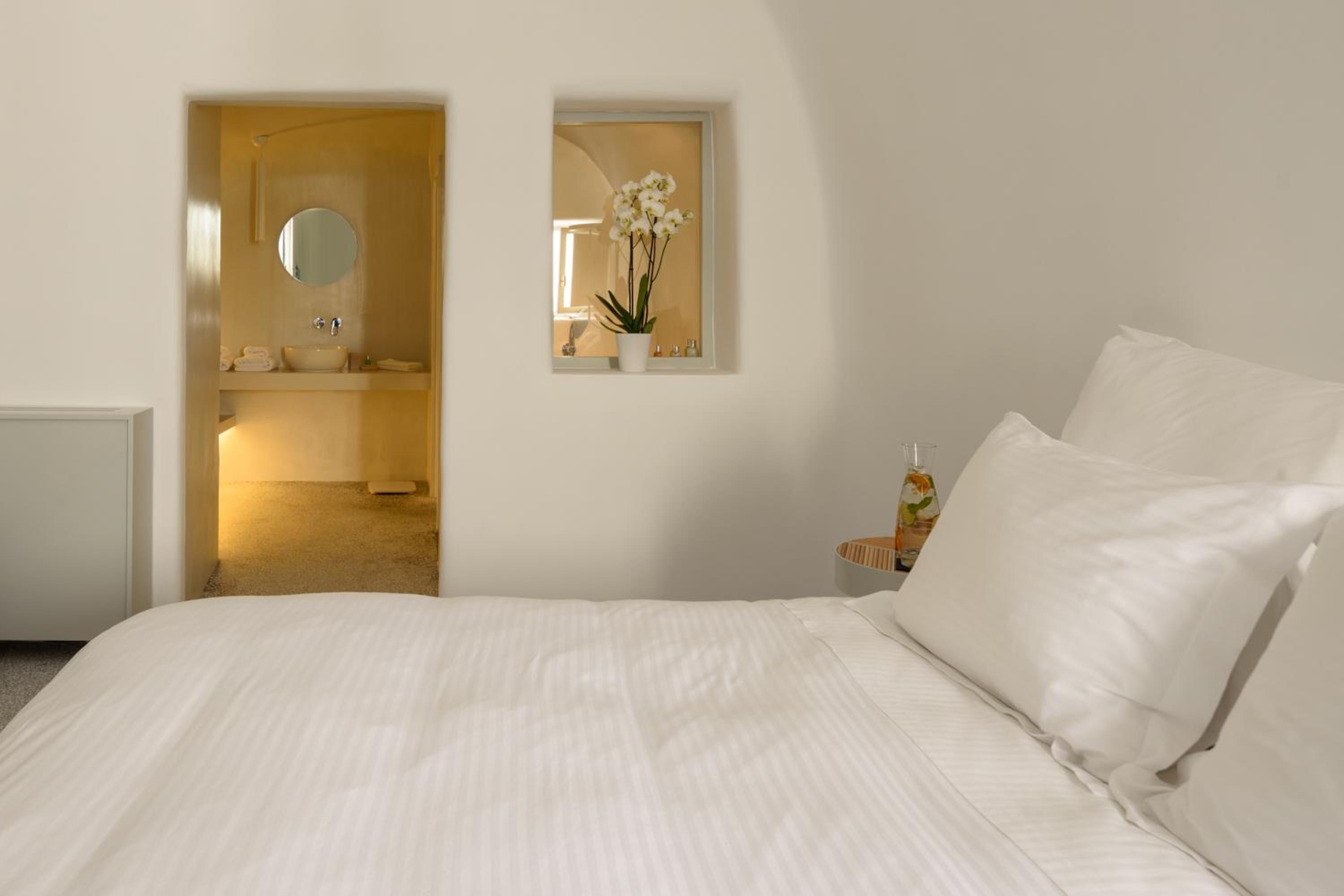 Premium Suite with private outdoor heated plunge pool and Caldera view