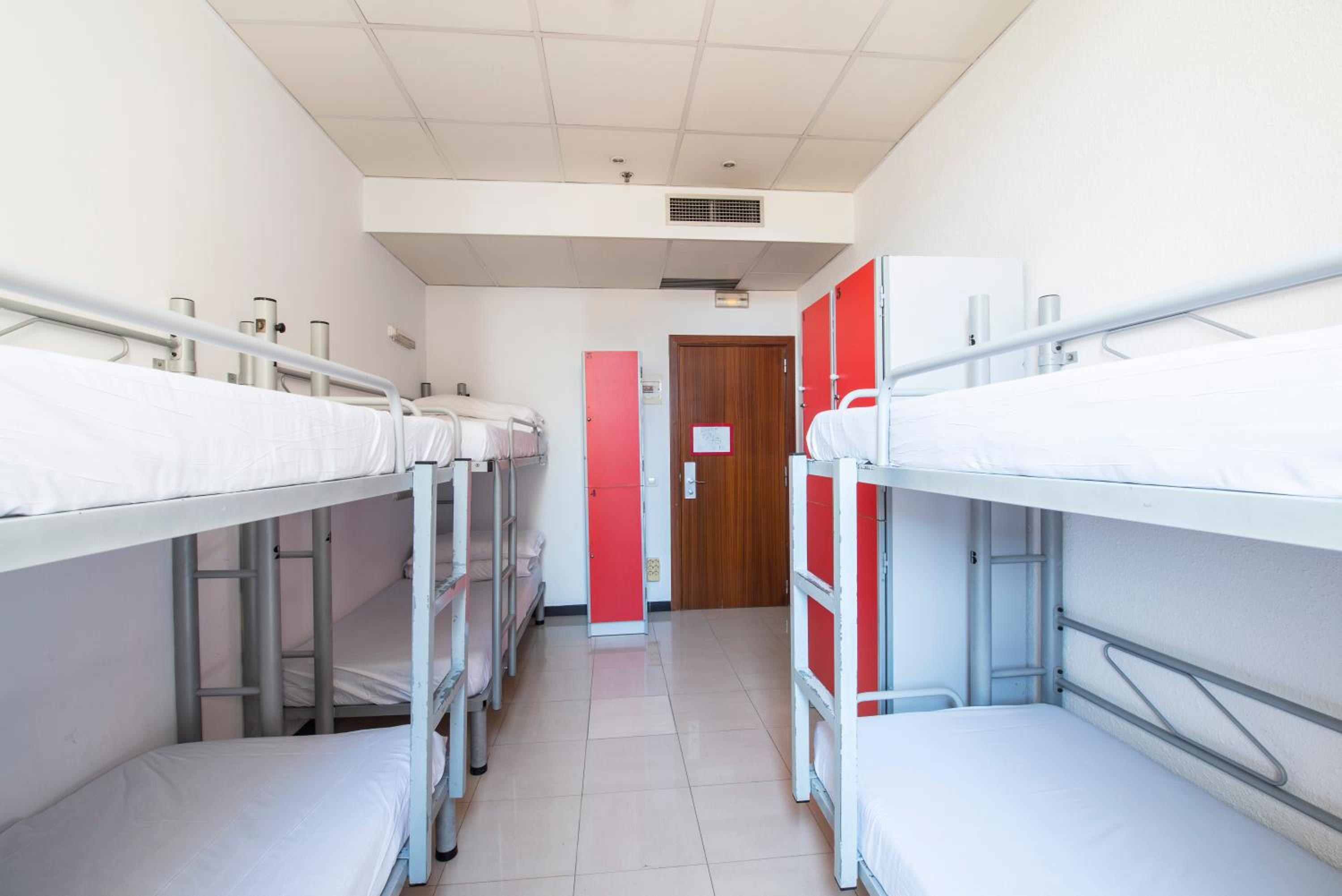 Cama en Dormitorio Compartido Mixto de 6 Camas con Baño Privado