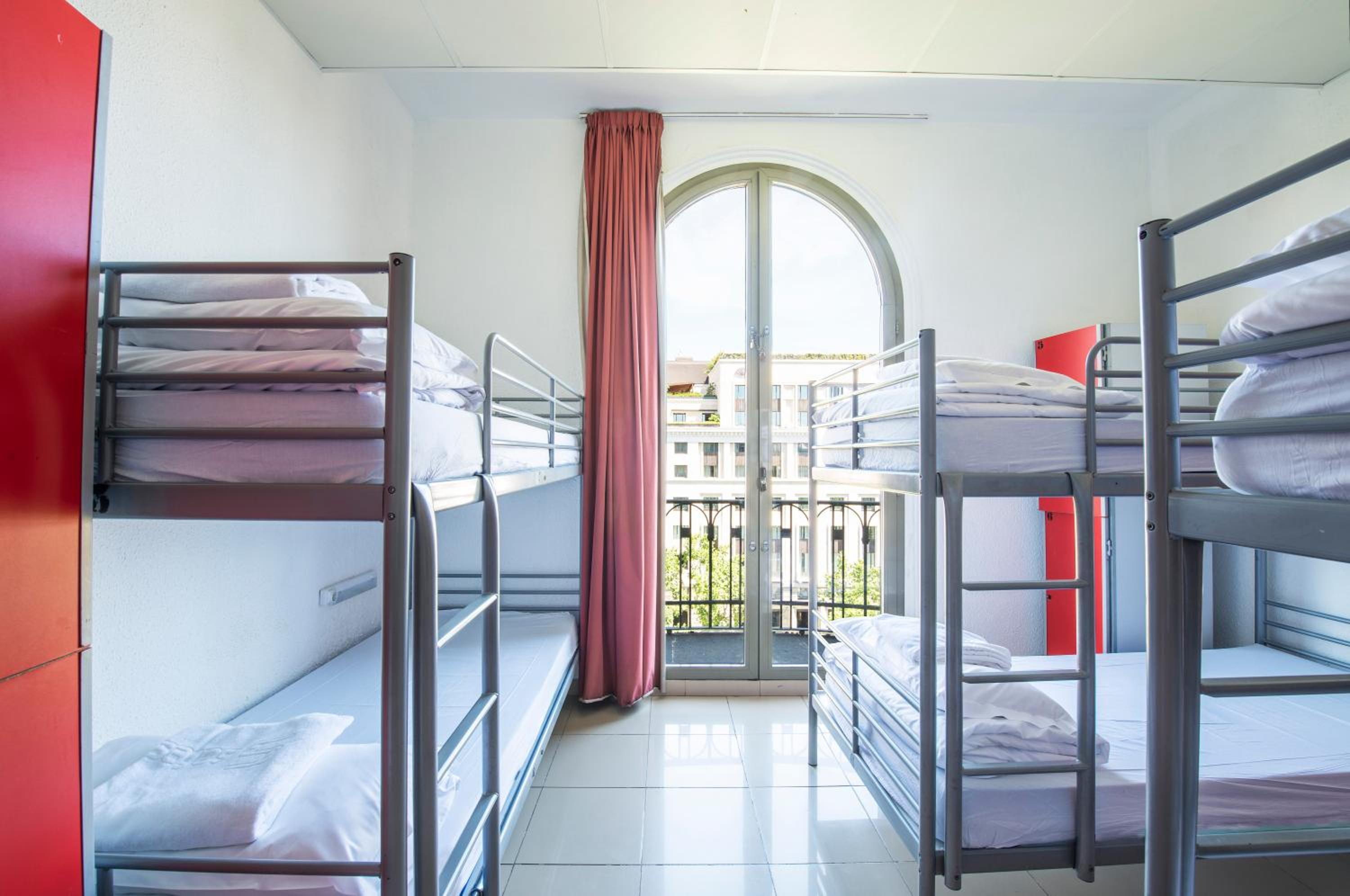 Cama en Dormitorio Mixto de 12 Camas con Baño Compartido