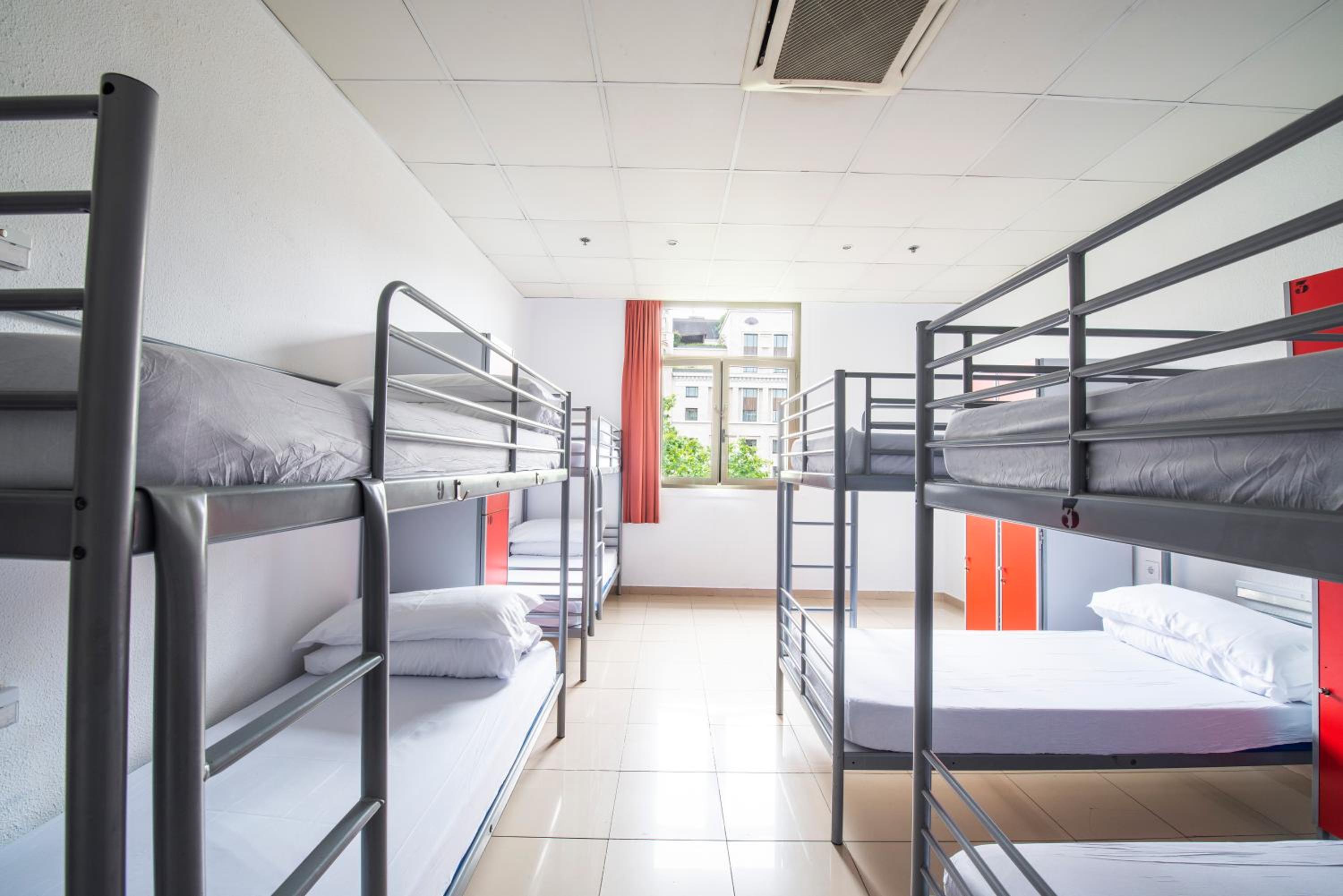 Cama en Habitación Compartida Mixta de 8 Camas con Baño Privado