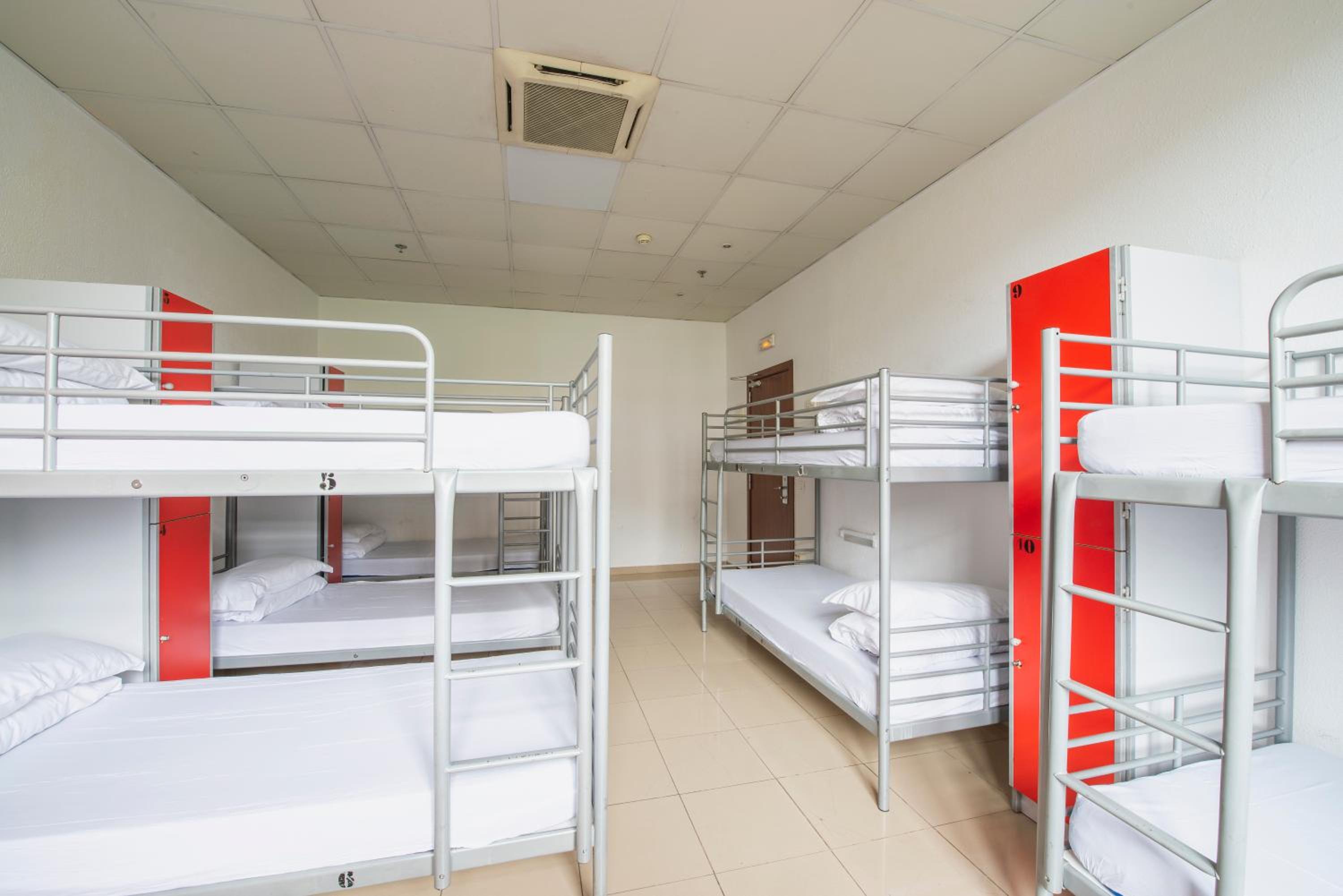 Habitación privada de dormitorio con 12 camas y baño compartido