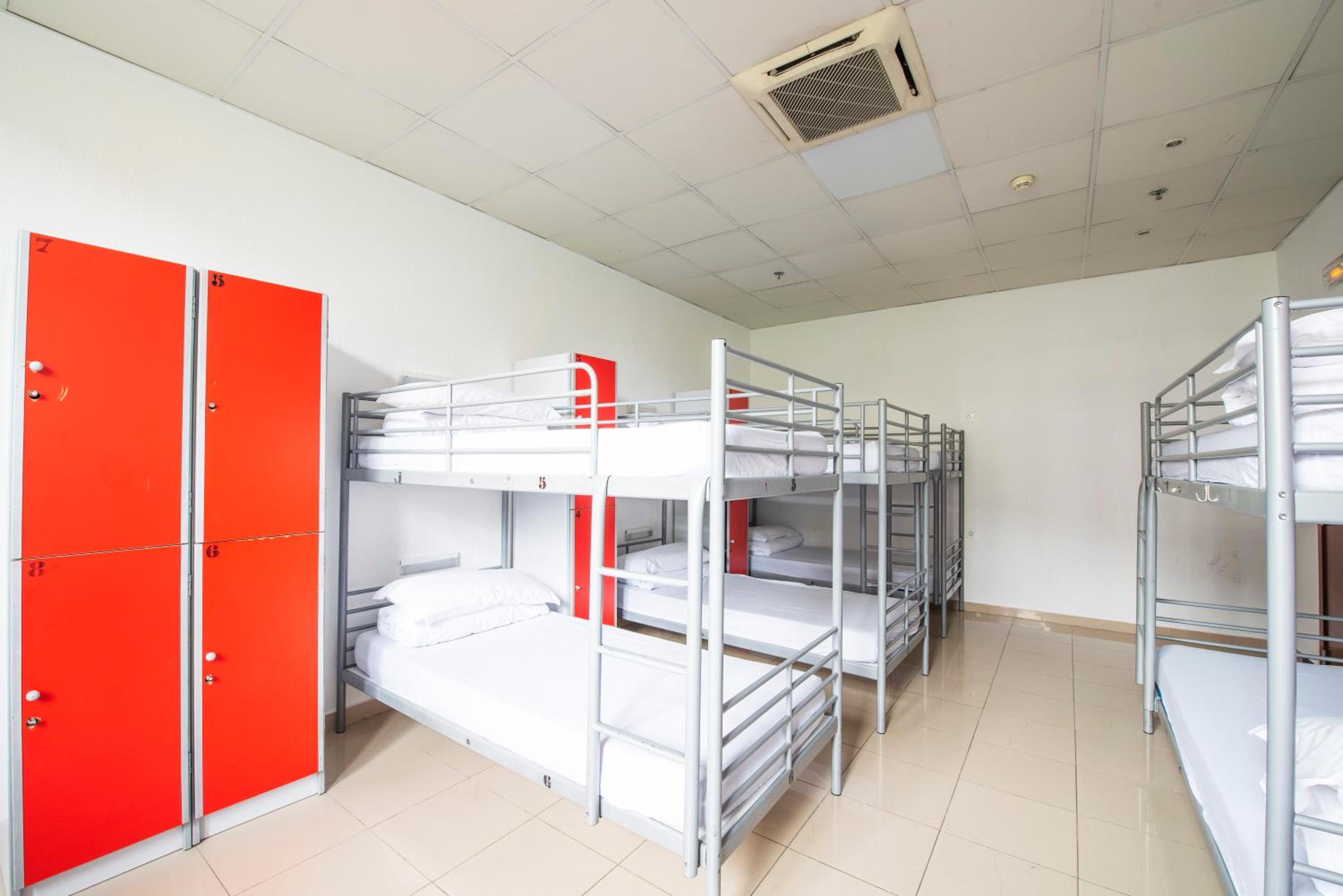 Cama en habitación compartida de 10 camas para mujeres con baño ensuite.
