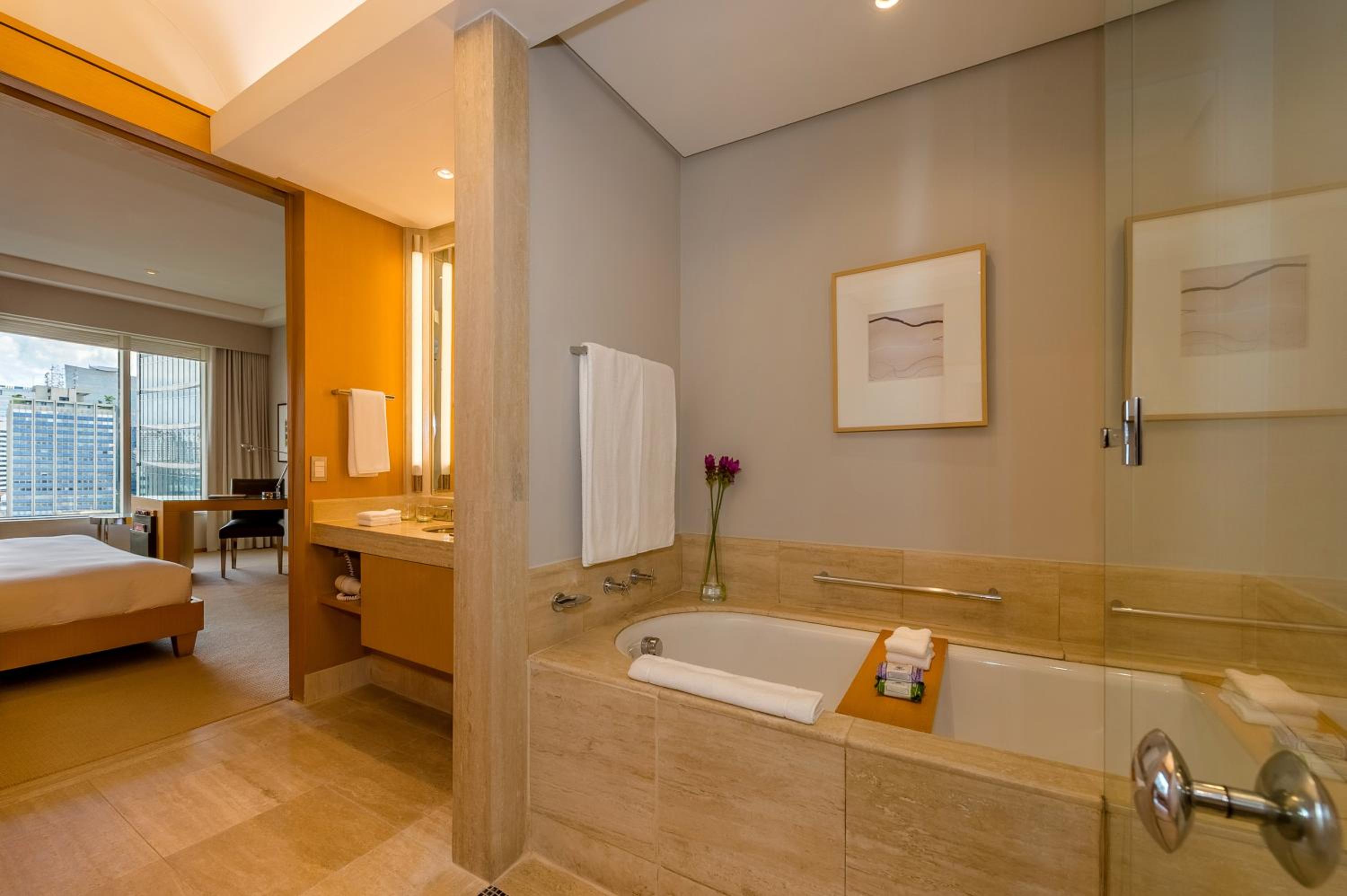 Queen Room with Bridge View - Photo 8