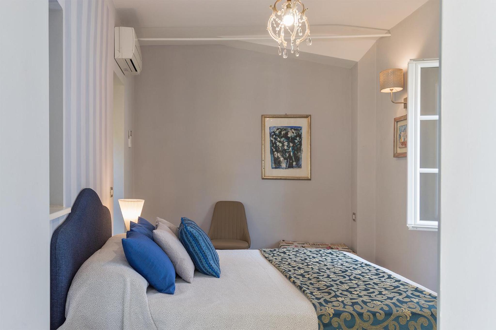Queen Room photo 2