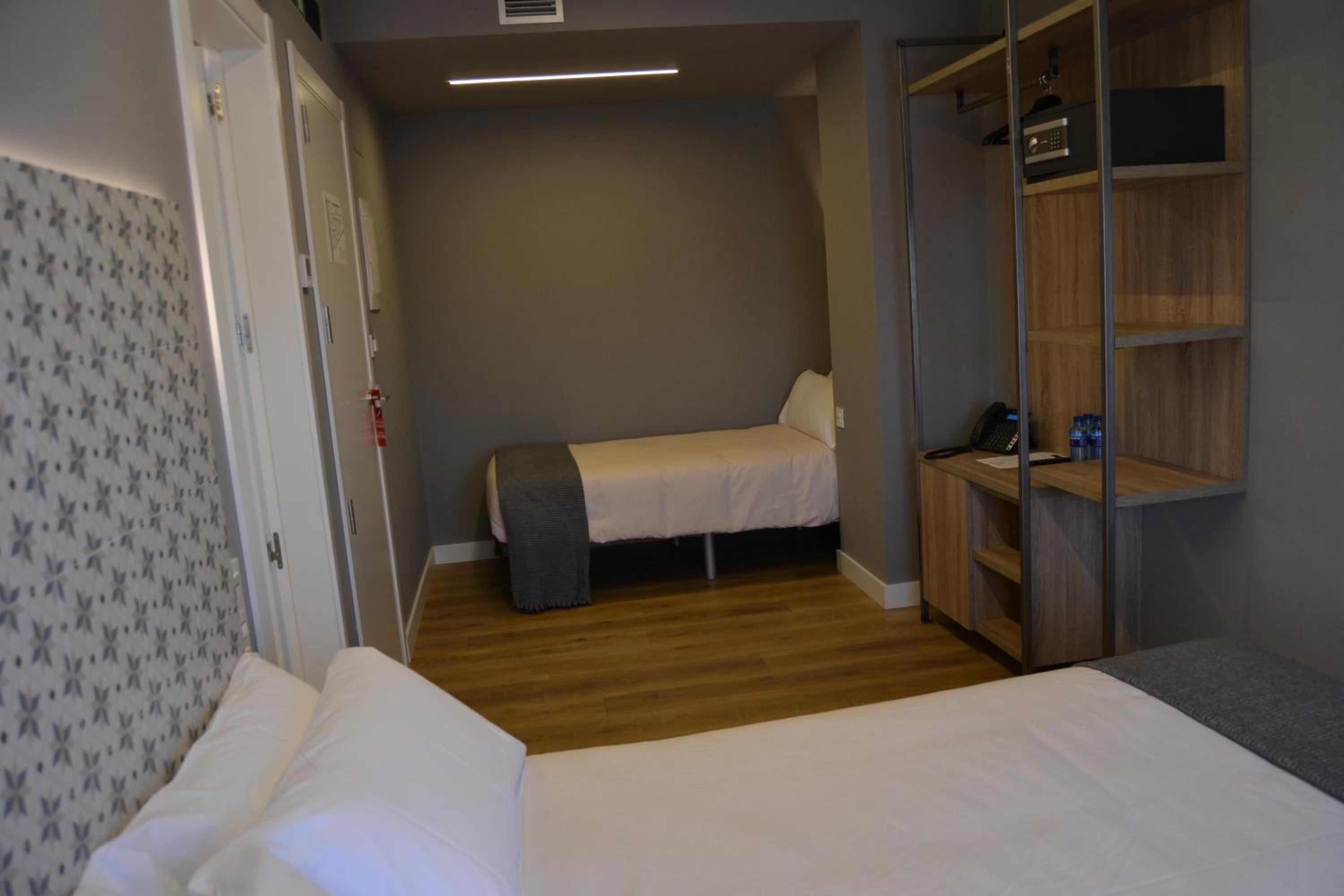 Standard Triple Room - Photo 2