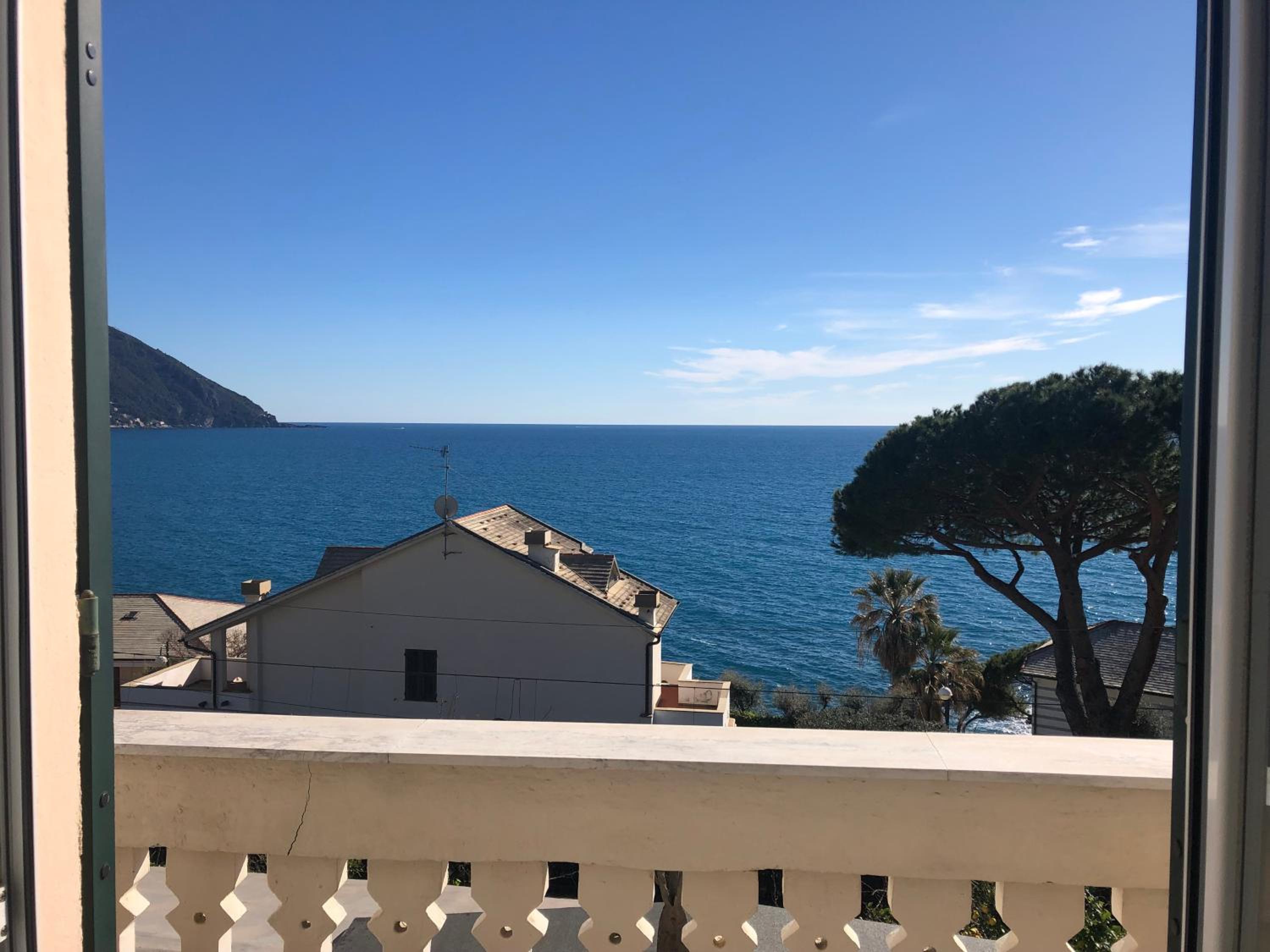 Double or Twin Room with Balcony and Sea View photo 3