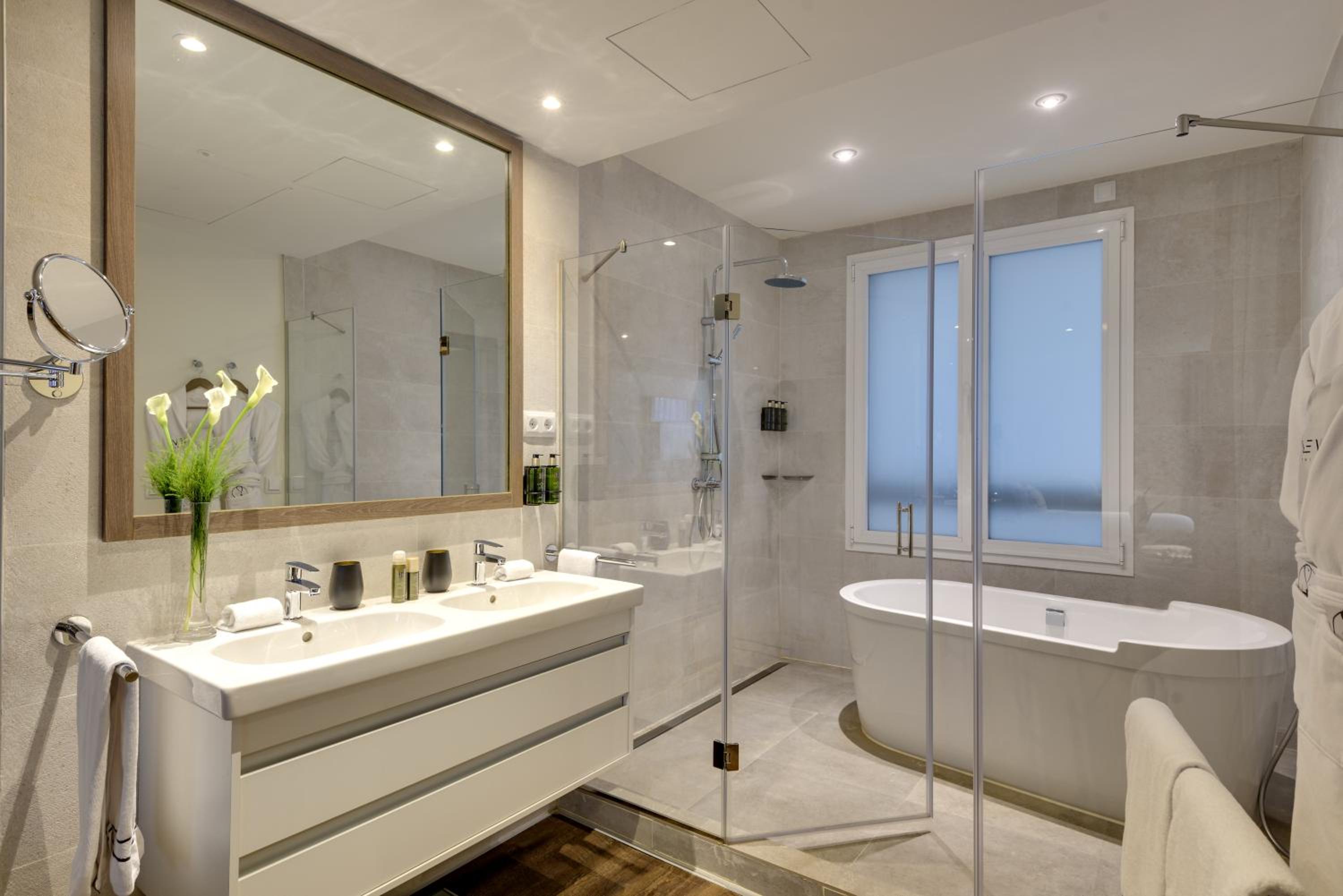 Grand Premium The Level with Bathtub - Photo 8