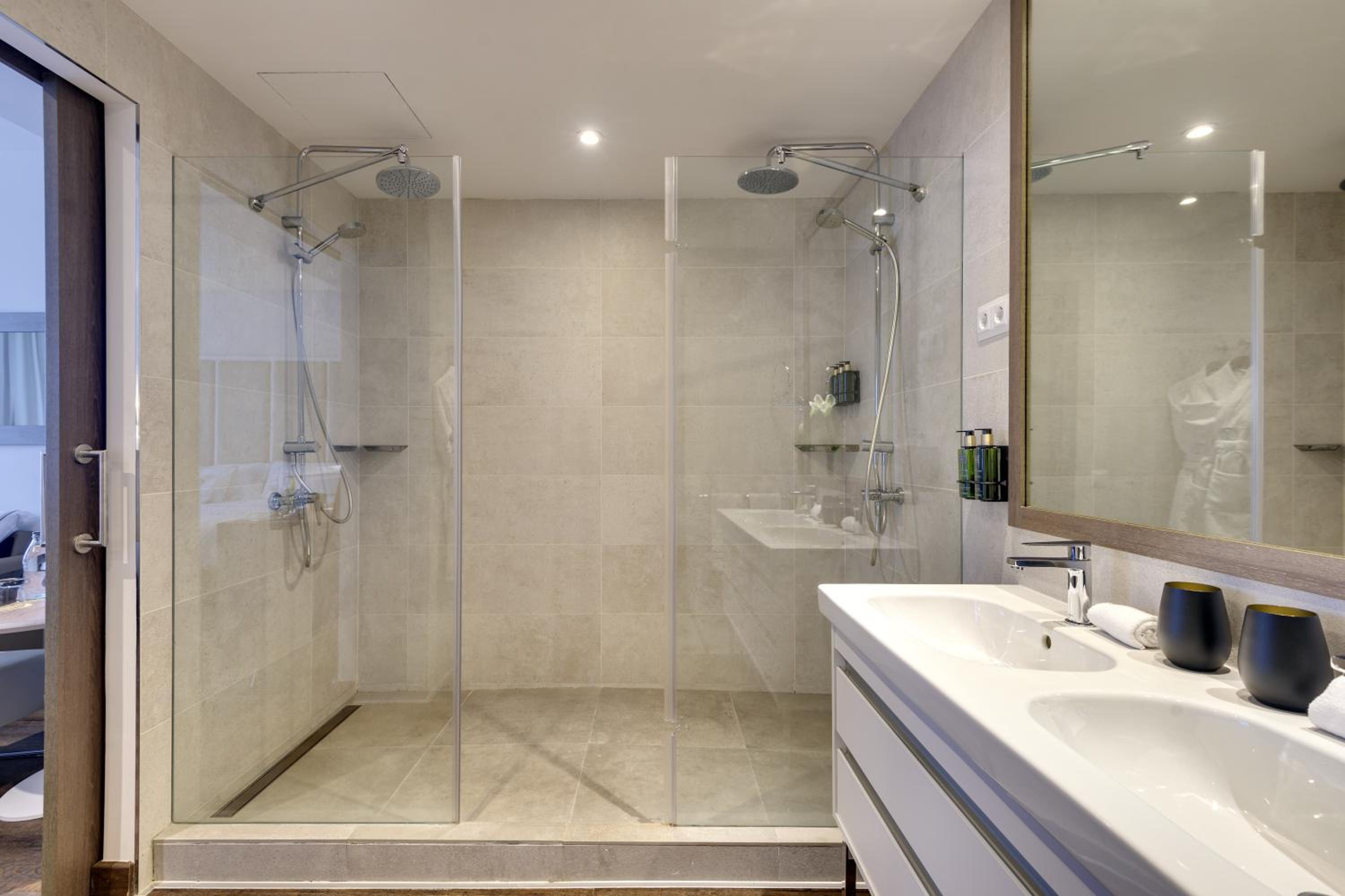 Grand Premium The Level with Bathtub thumbnail 6