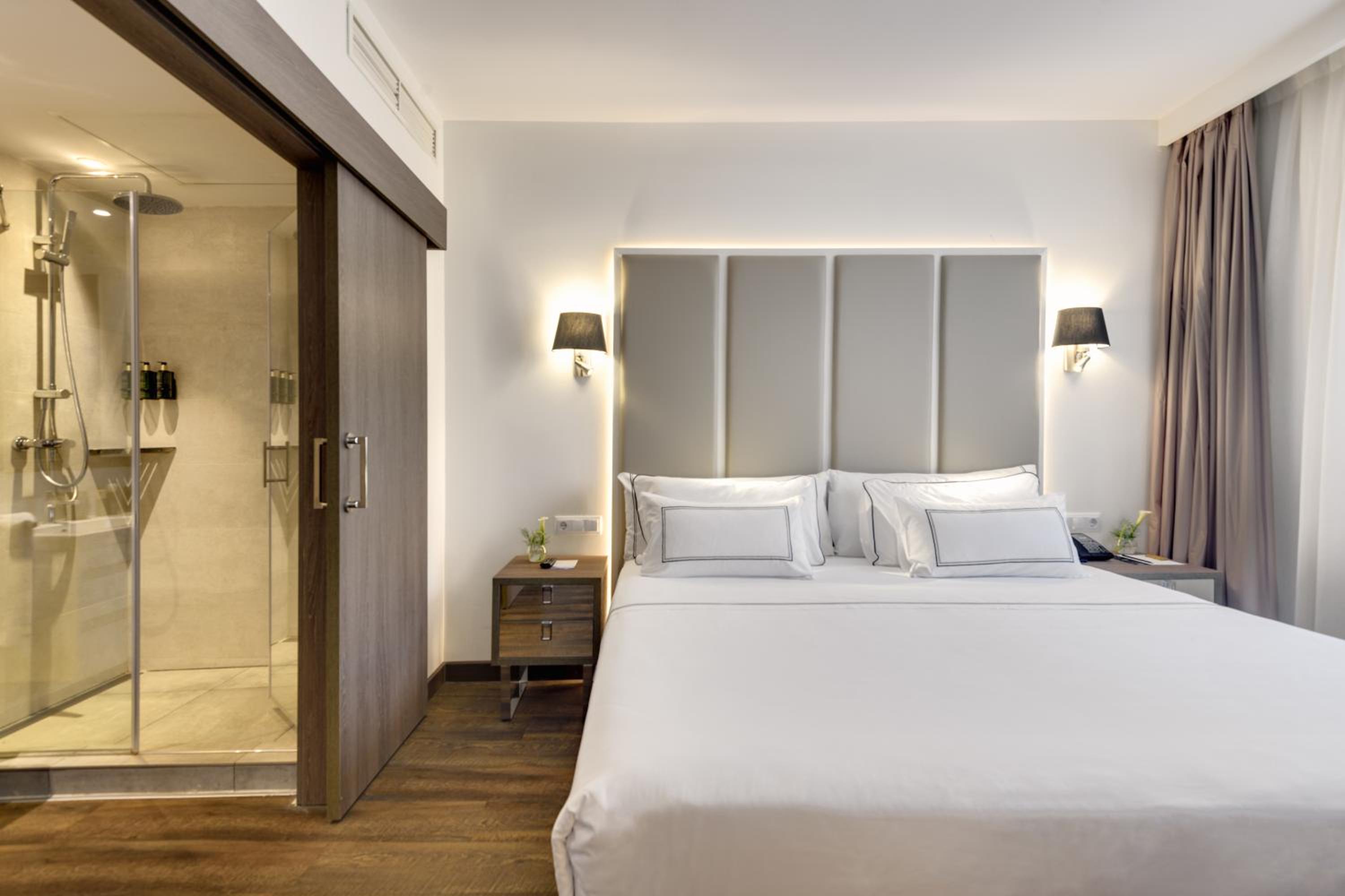 Grand Premium The Level with Bathtub