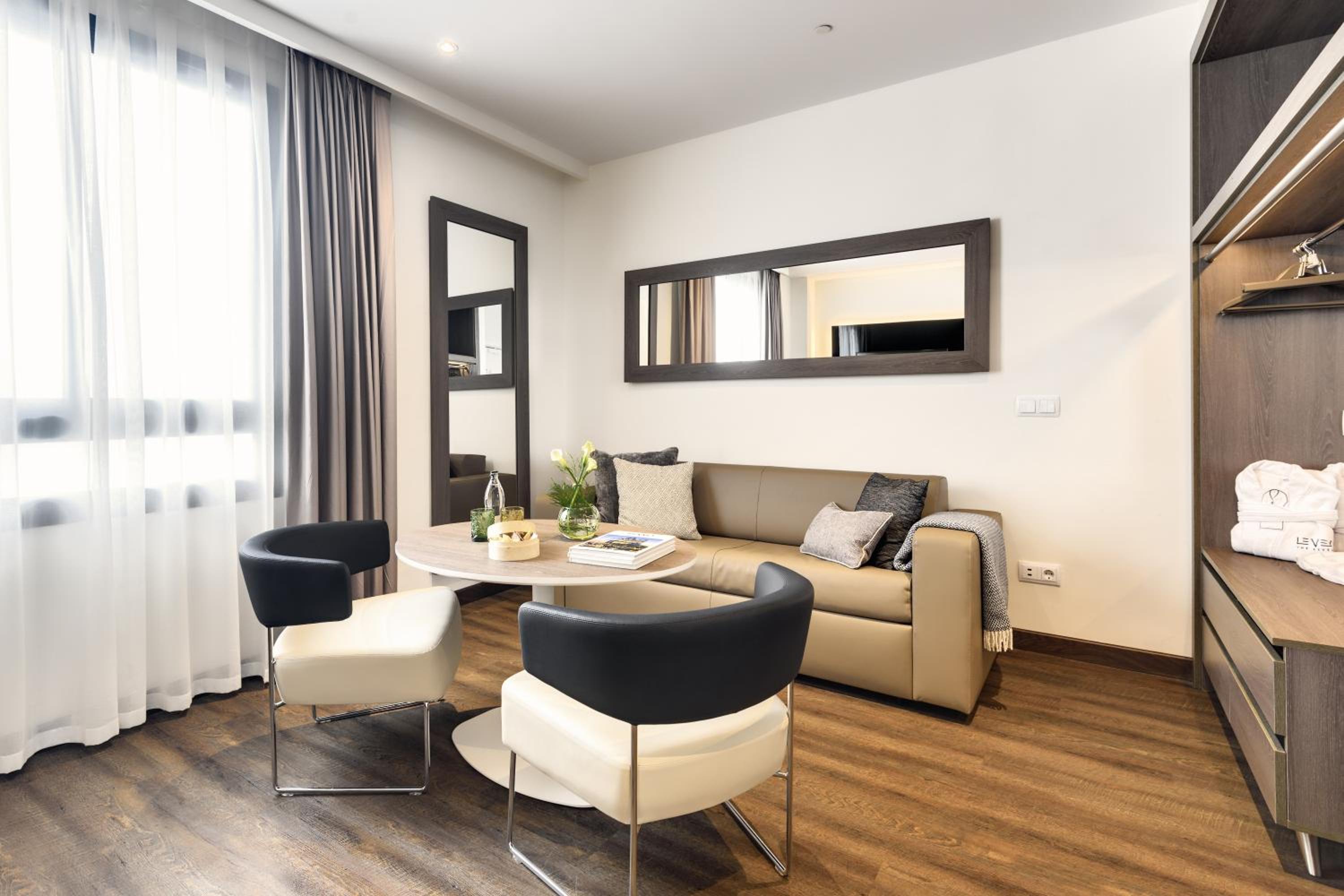 Grand Premium The Level with Bathtub