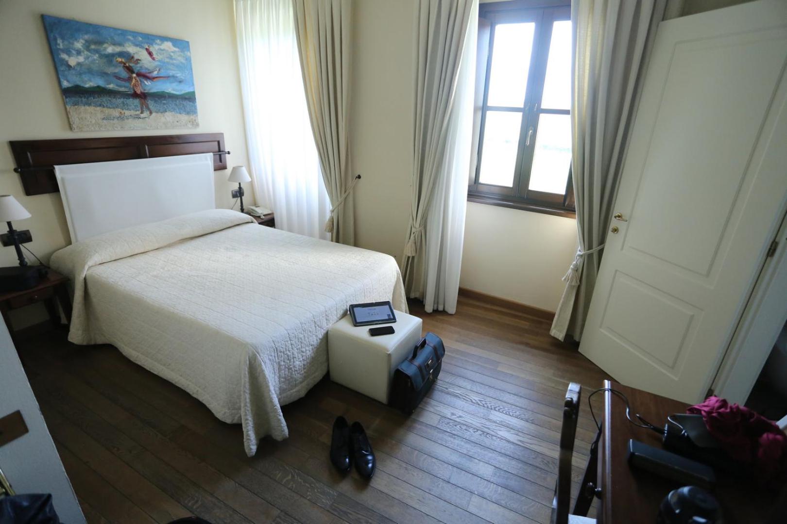 Deluxe Room - Photo 6