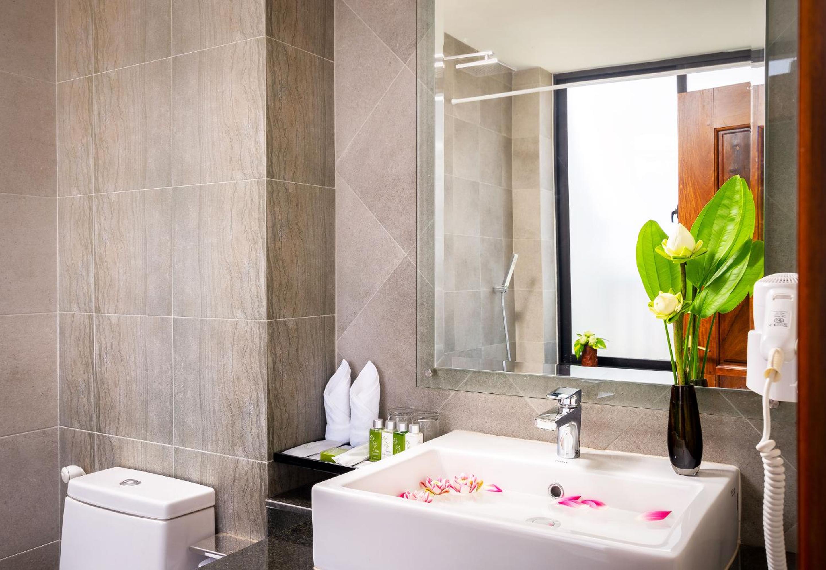 Mony Reach Suite With Balcony - Photo 15