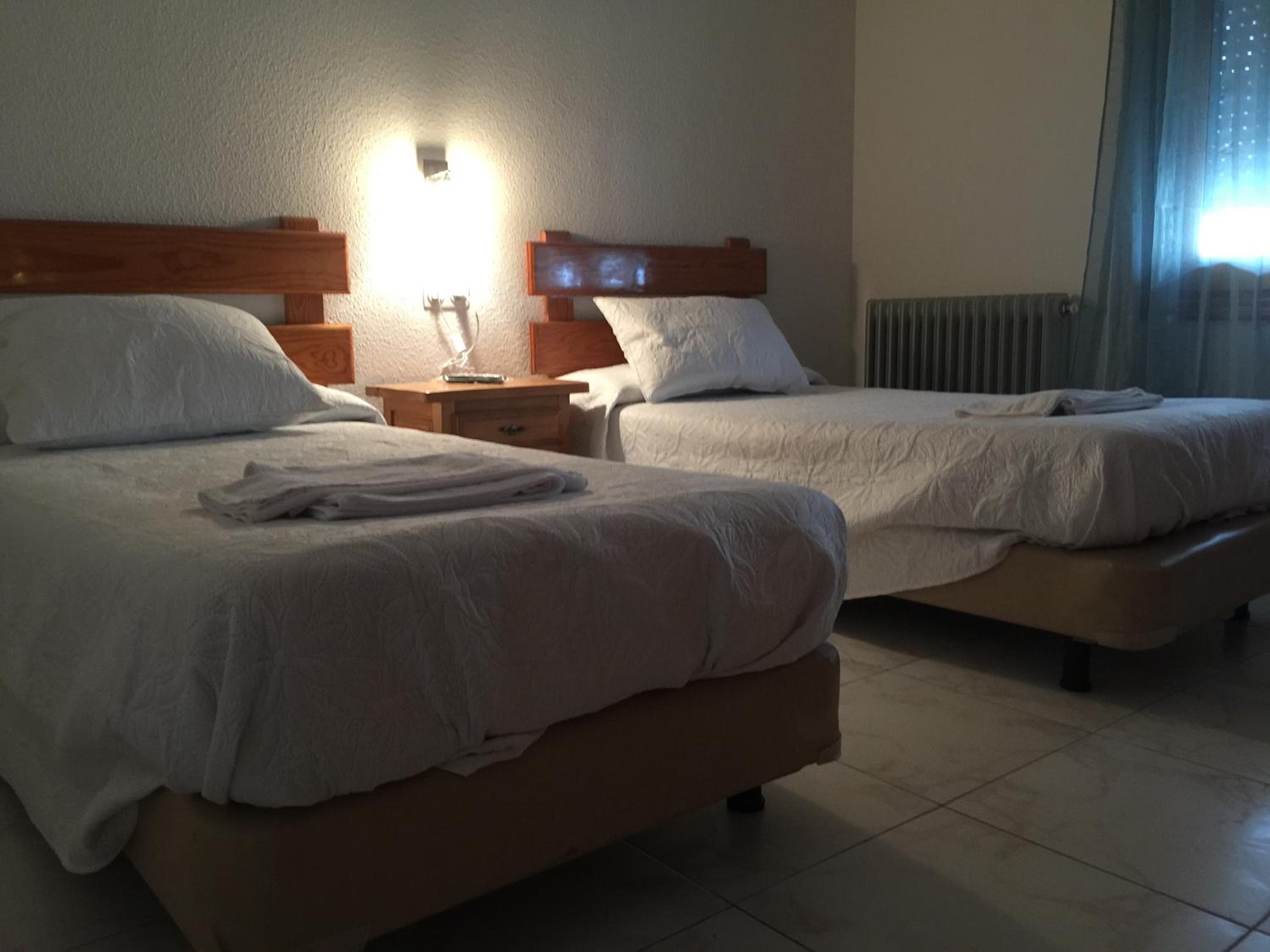 Double Room with Private Bathroom - Photo 2
