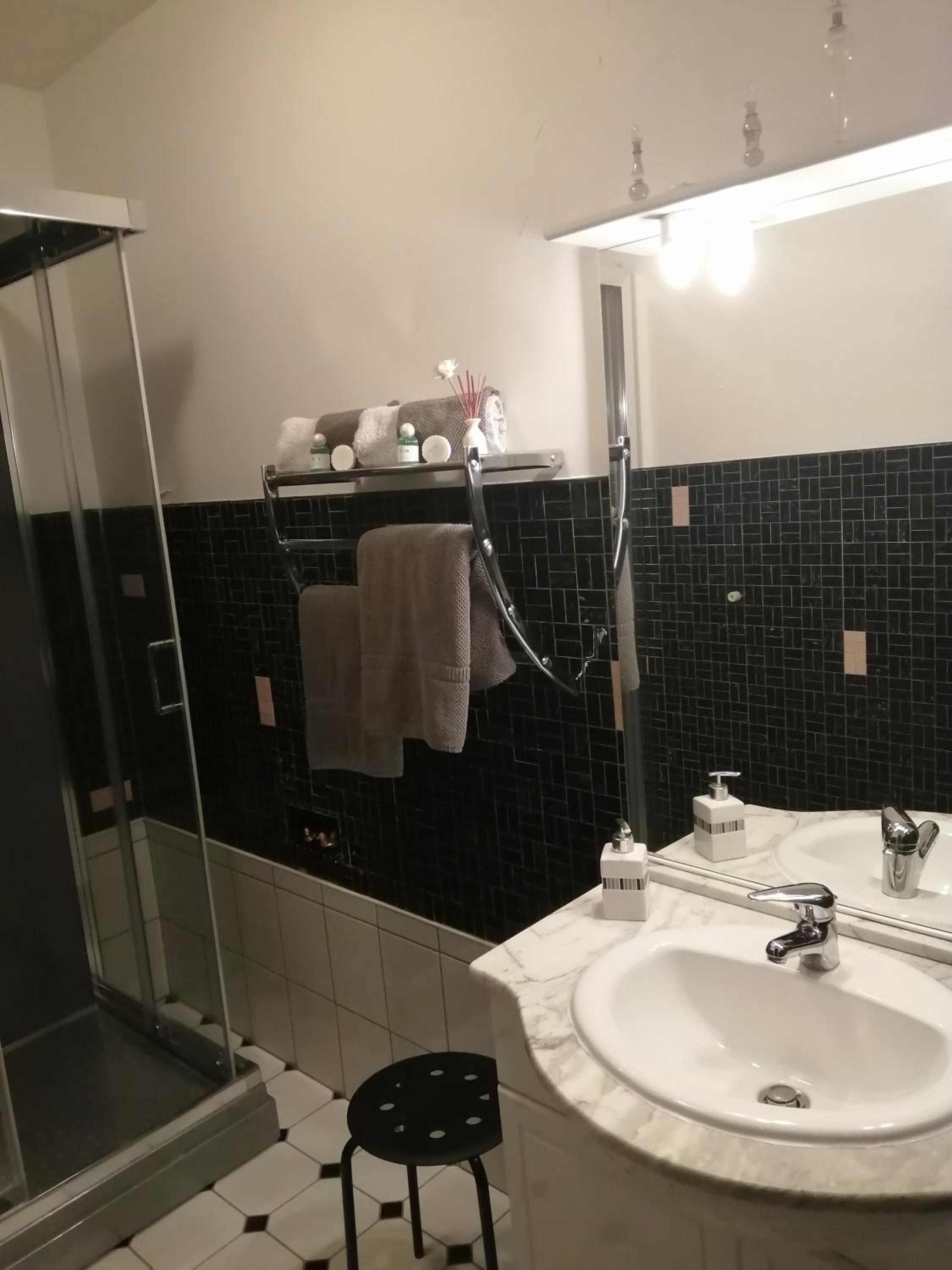 Standard Double Room - Photo 11