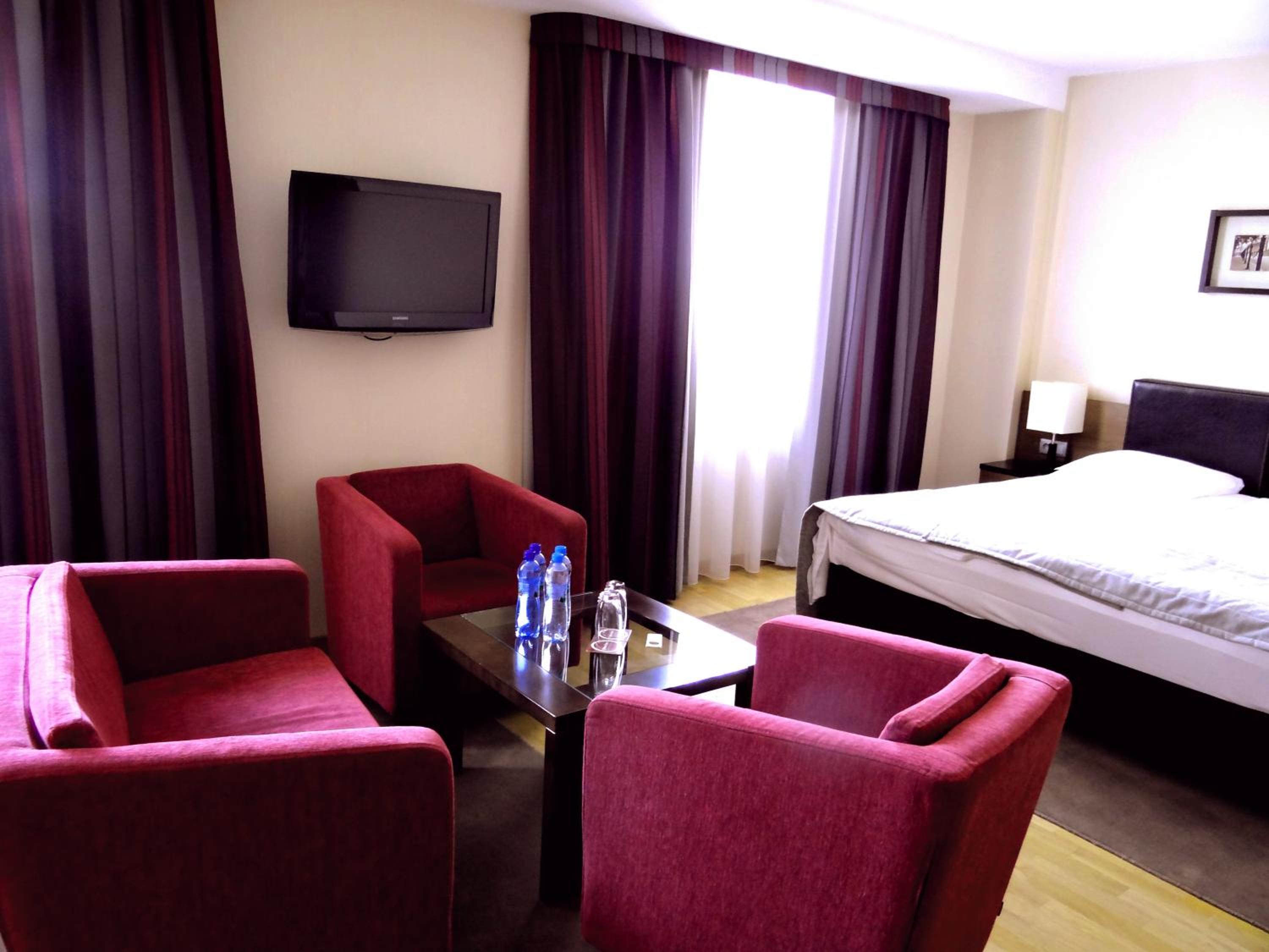 Junior Suite (2 Adults) - Photo 1