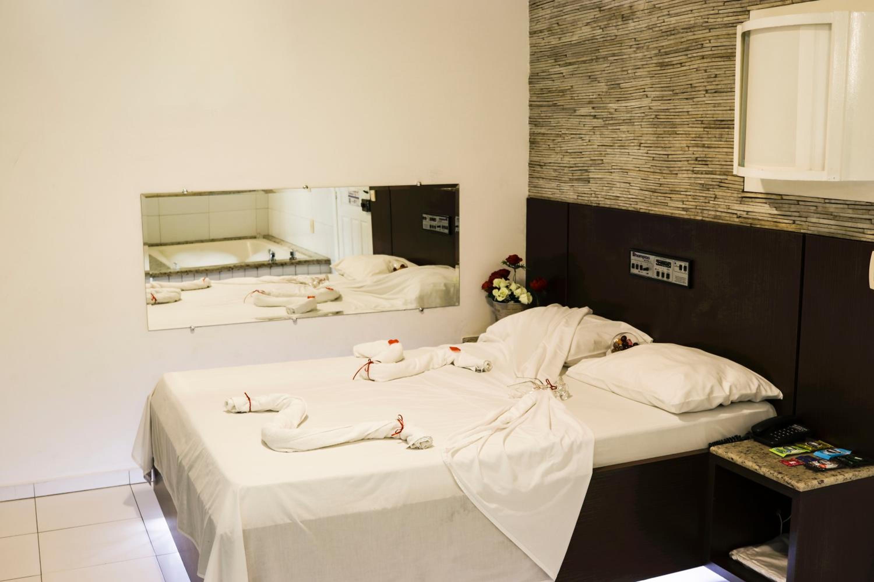 Deluxe Suite with Spa Bath photo 3