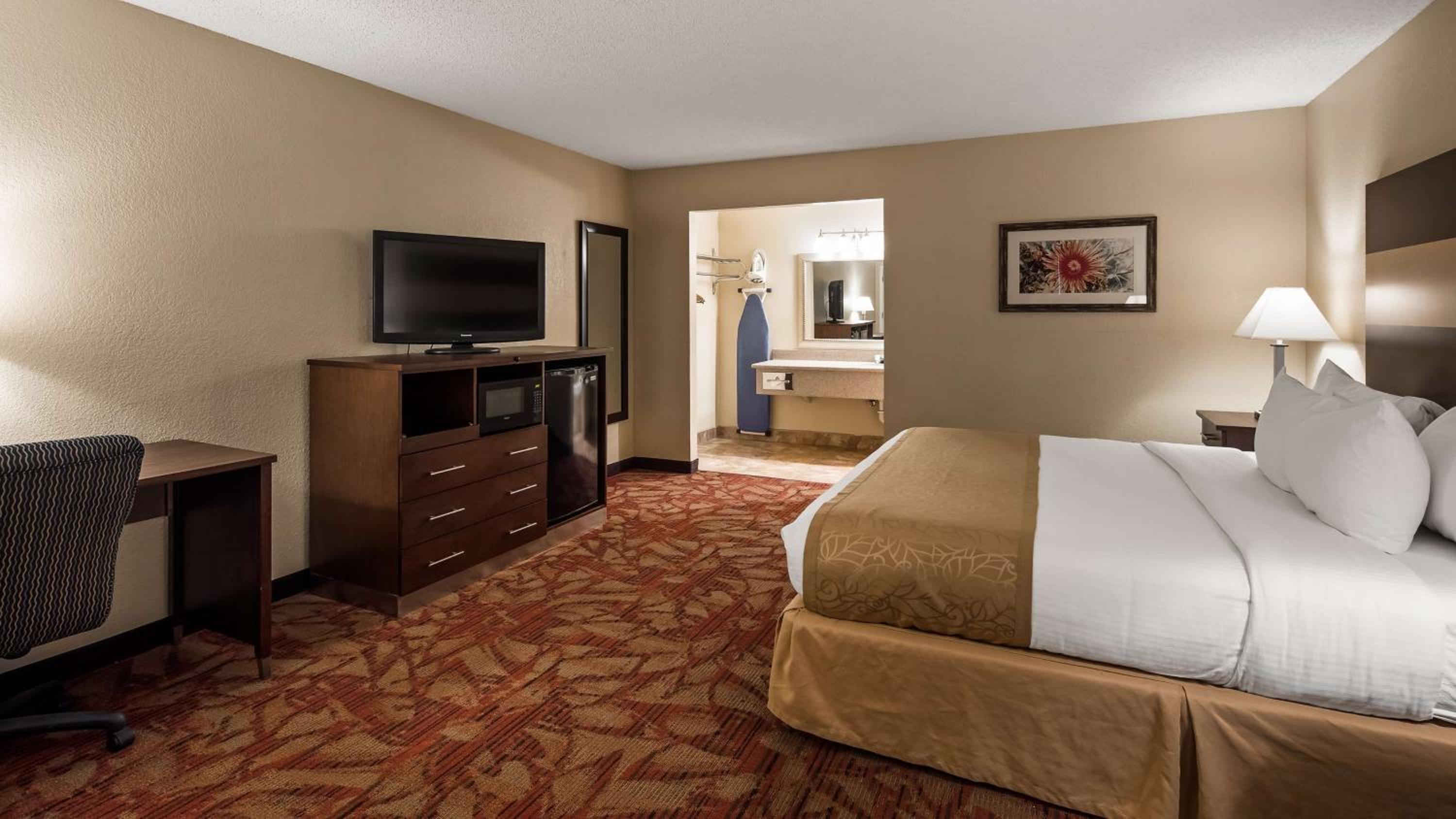 Large King Room with Courtyard View - Non-Smoking