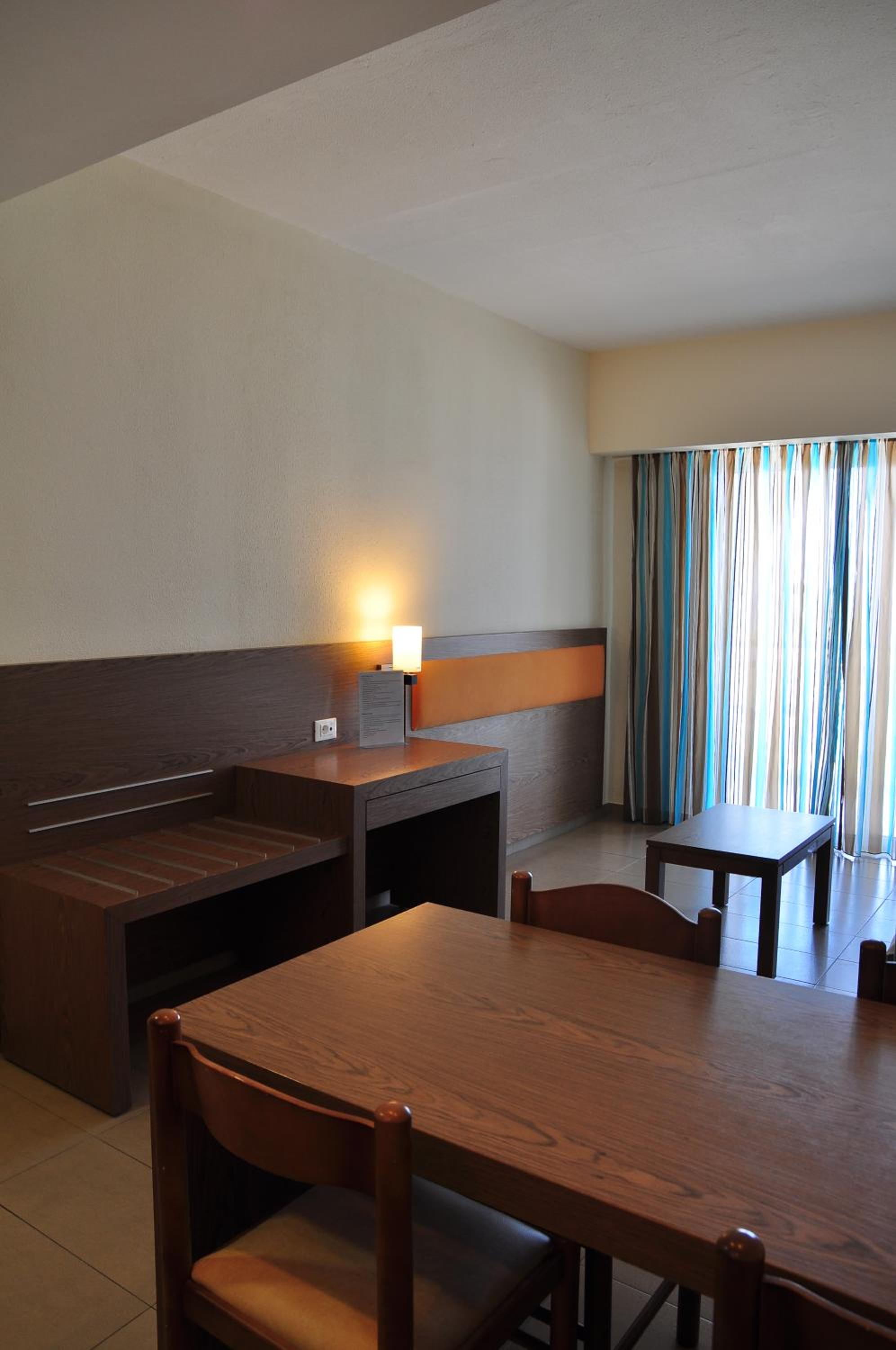 Apartment with Balcony thumbnail 5