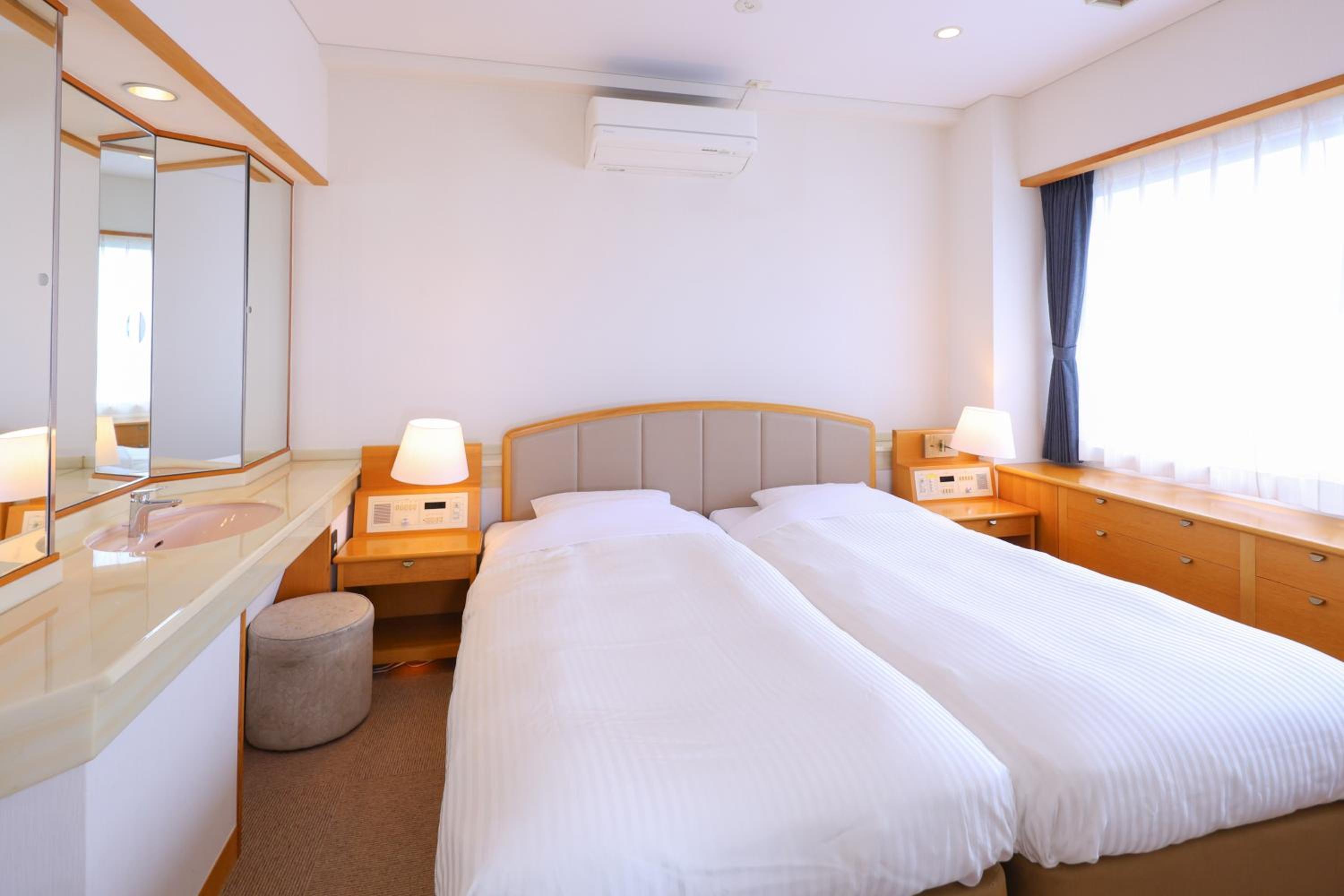 Junior Suite Japanese-Western-Style-Room 130 sqm & Twin Room - Indoor Bath - Non-Smoking