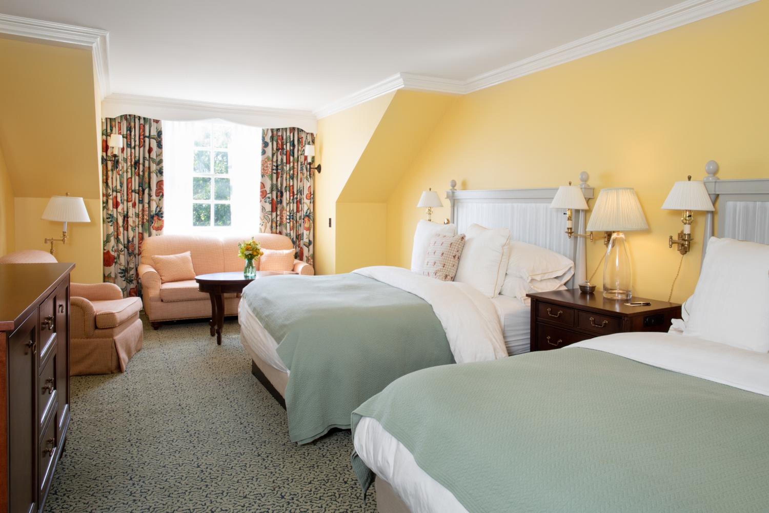 Queen Room with Two Queen Beds and Sofa Bed photo 1