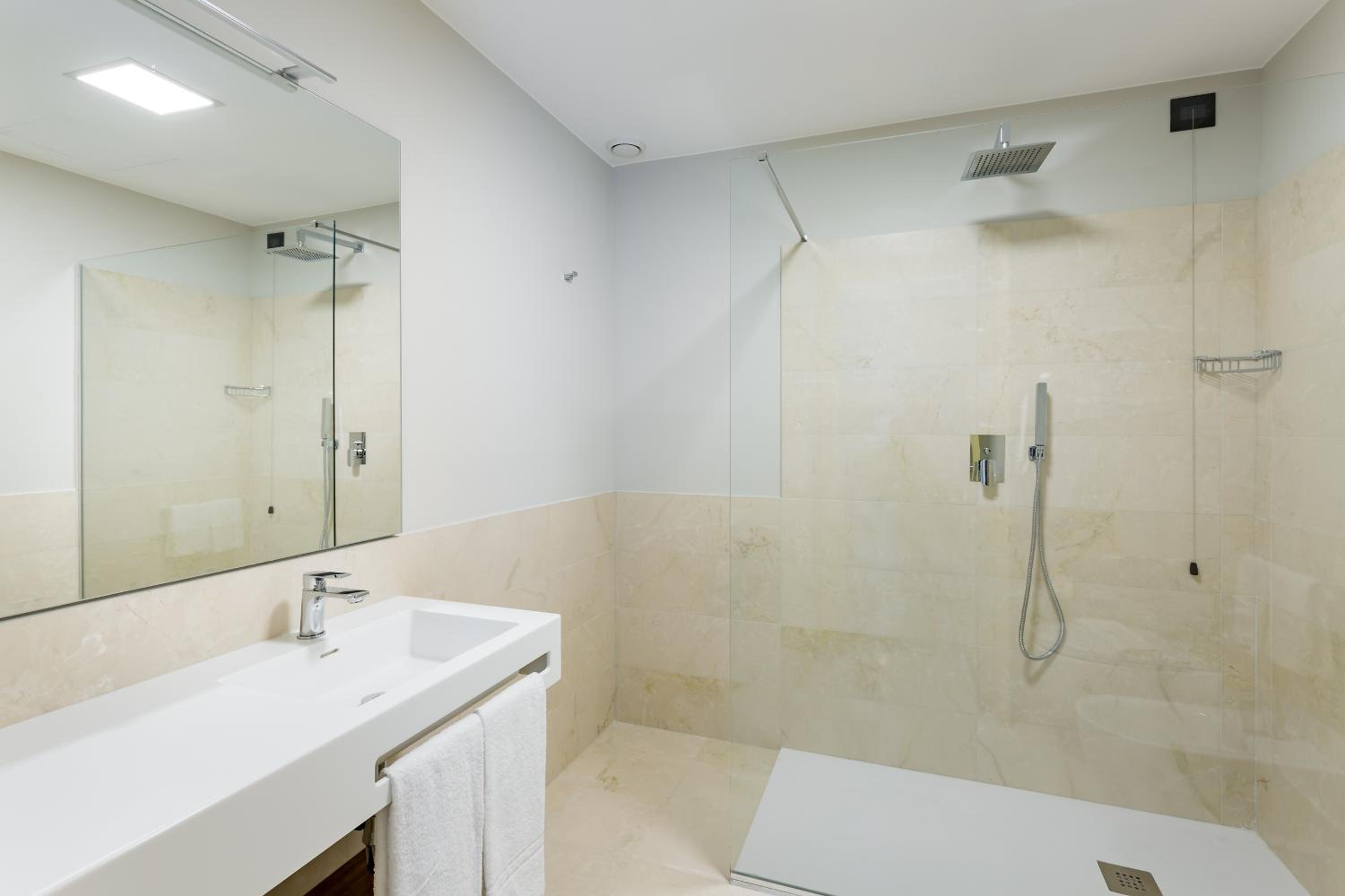 Deluxe Room - Photo 2