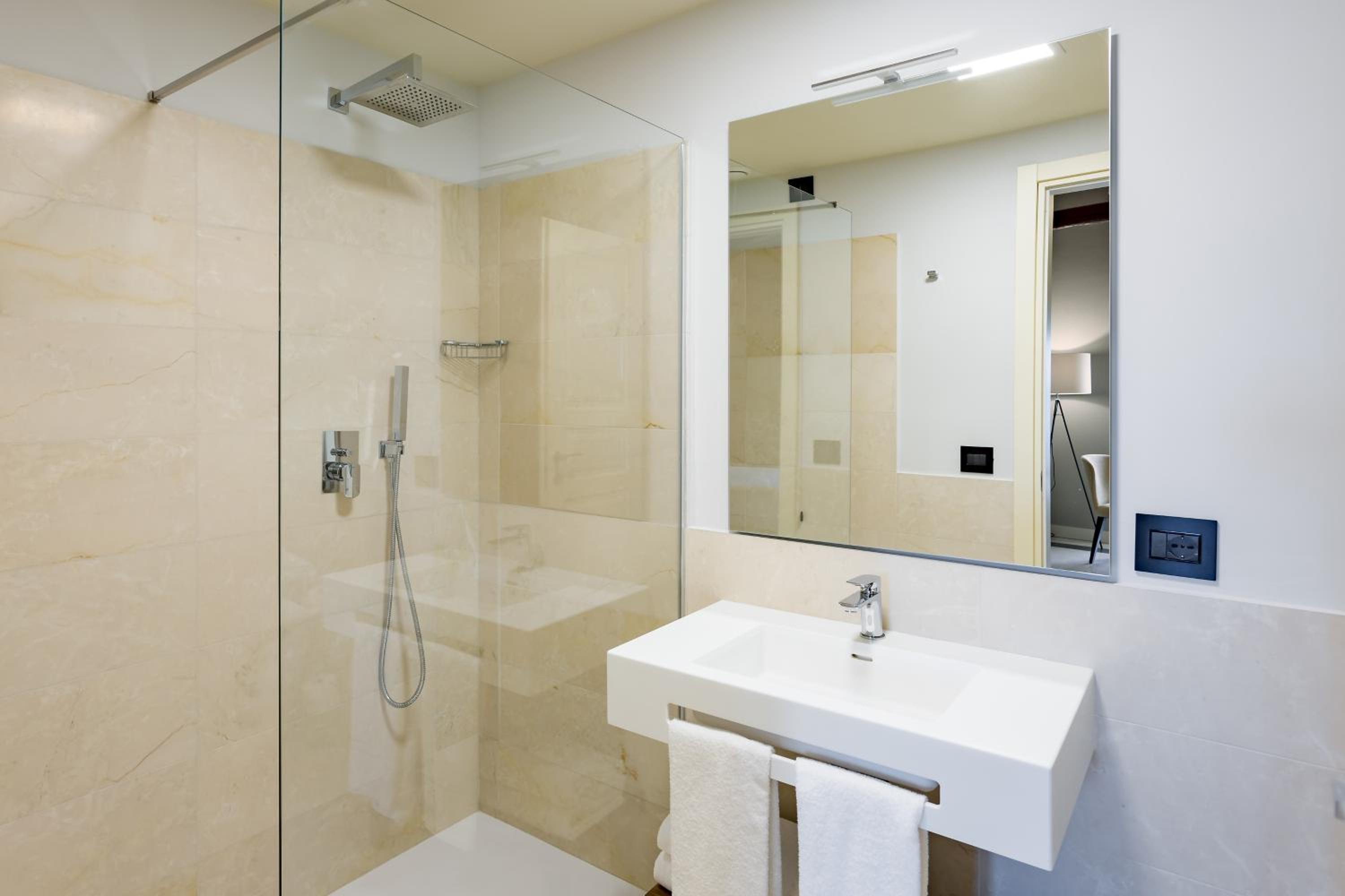 Standard Double or Twin Room - Photo 5