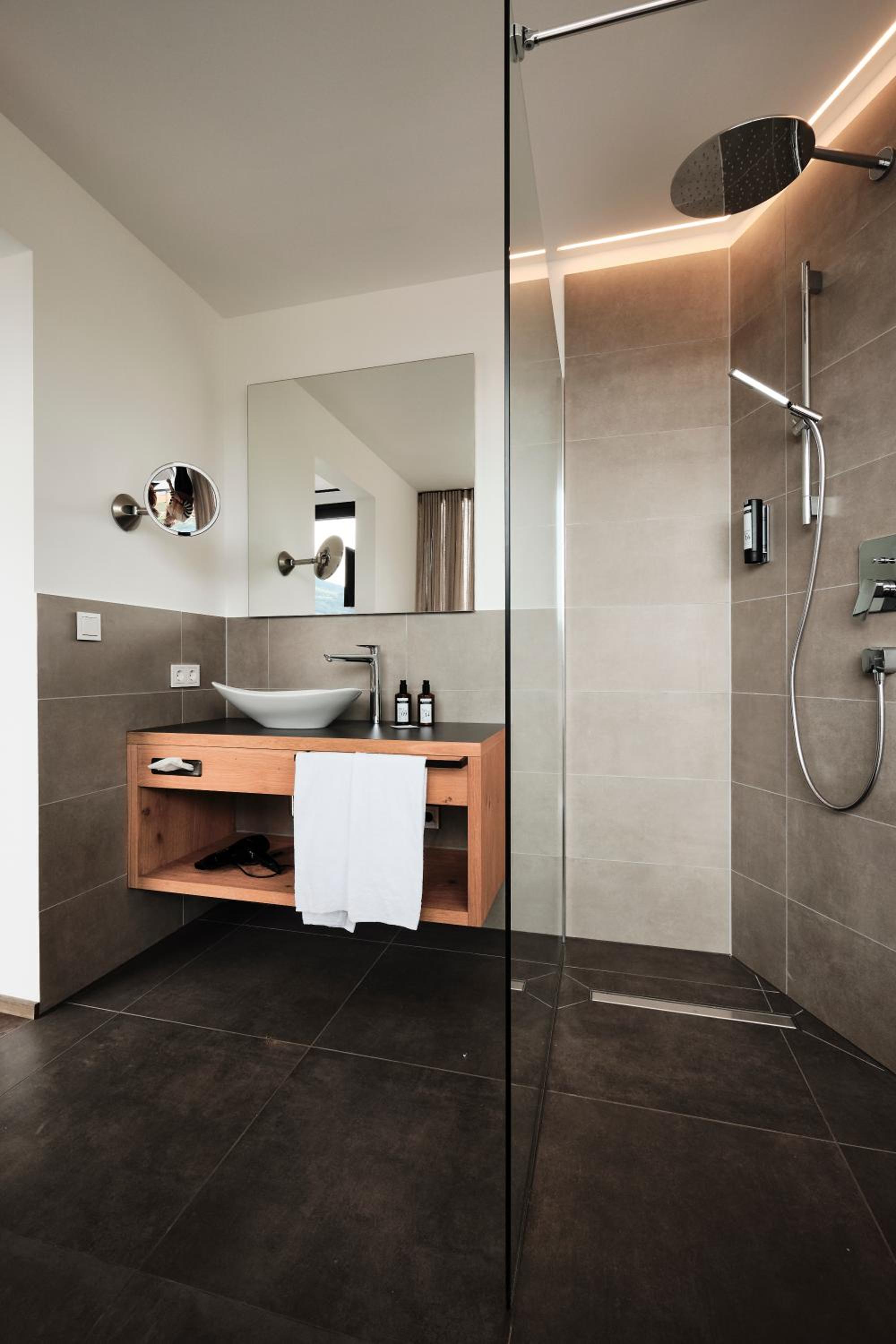 Suite with Bathtub - Photo 3