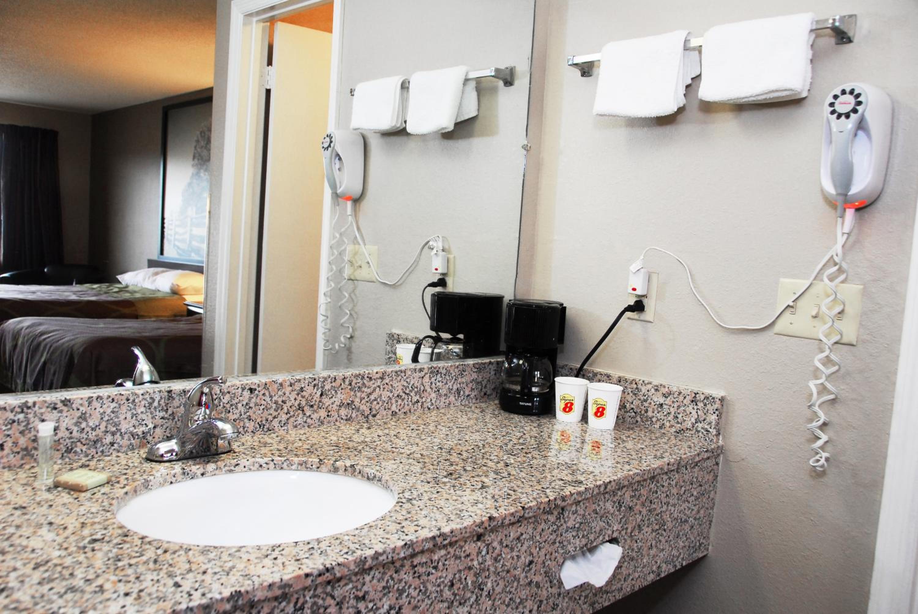 King Room - Non-Smoking - Photo 5
