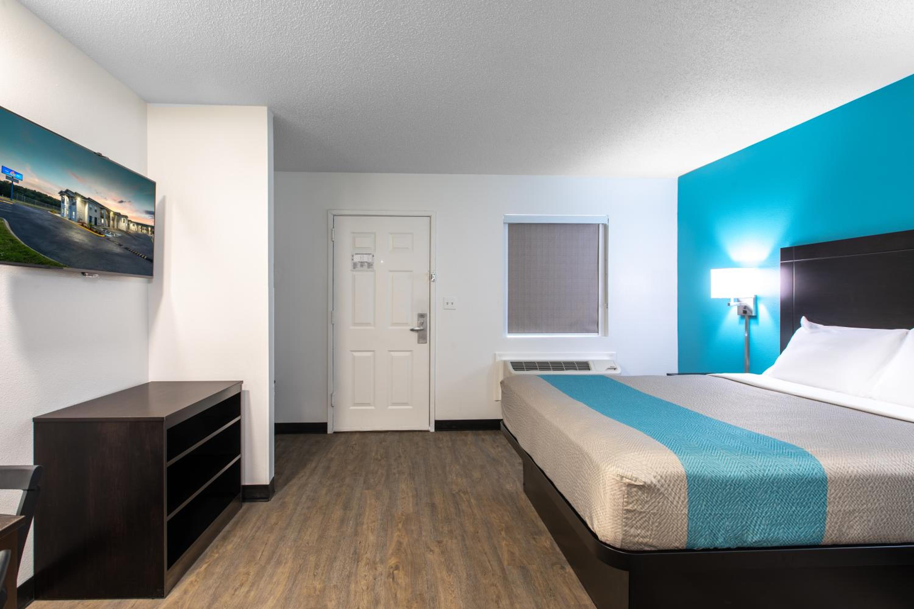 Deluxe Queen Room - Non-Smoking - Photo 5