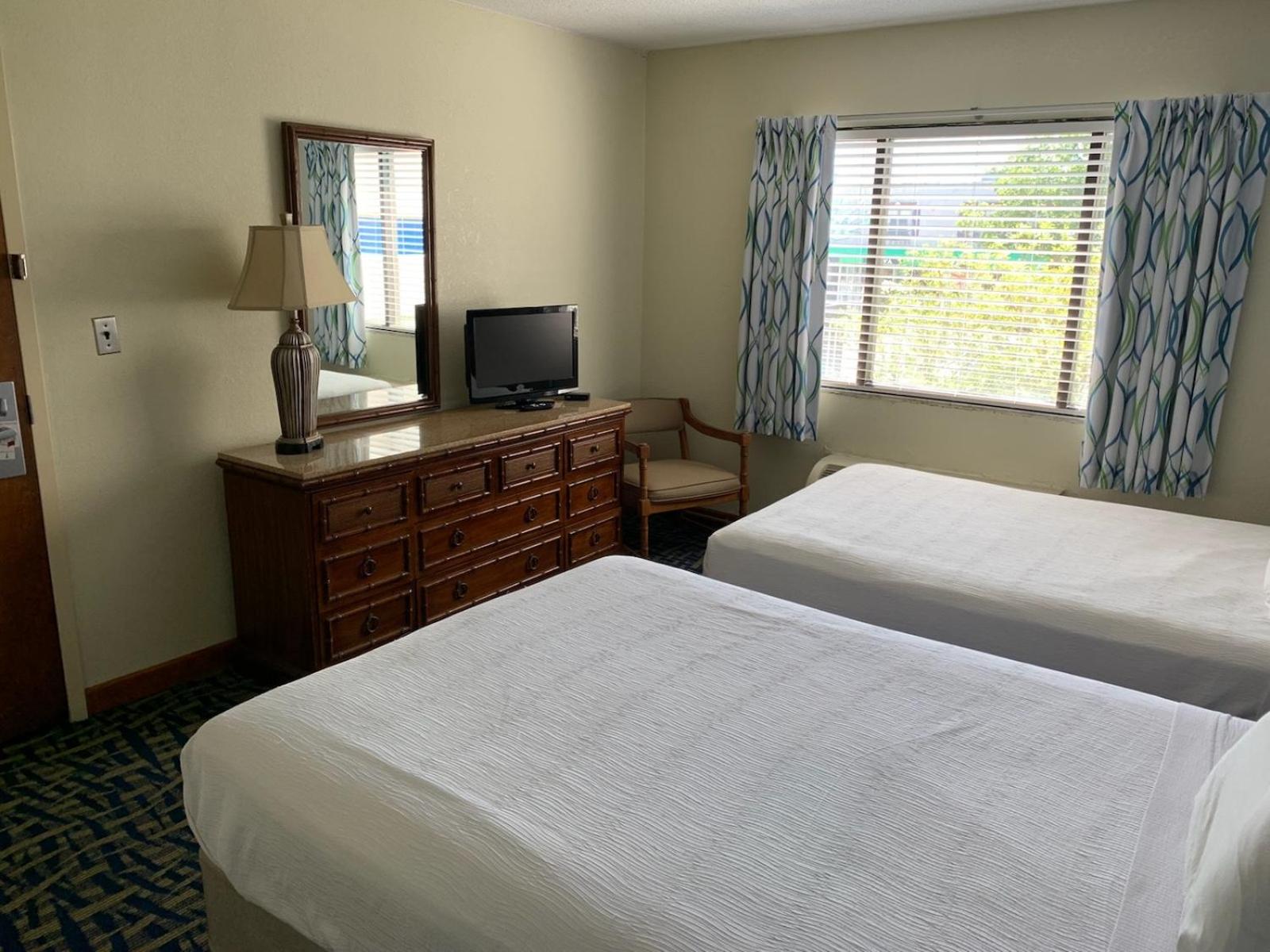 Family Room with Three Double Beds - Oceanfront - Private Balcony  - Photo 4