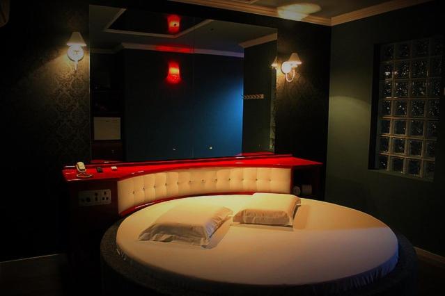 Double Room with Hot Tub - Photo 6