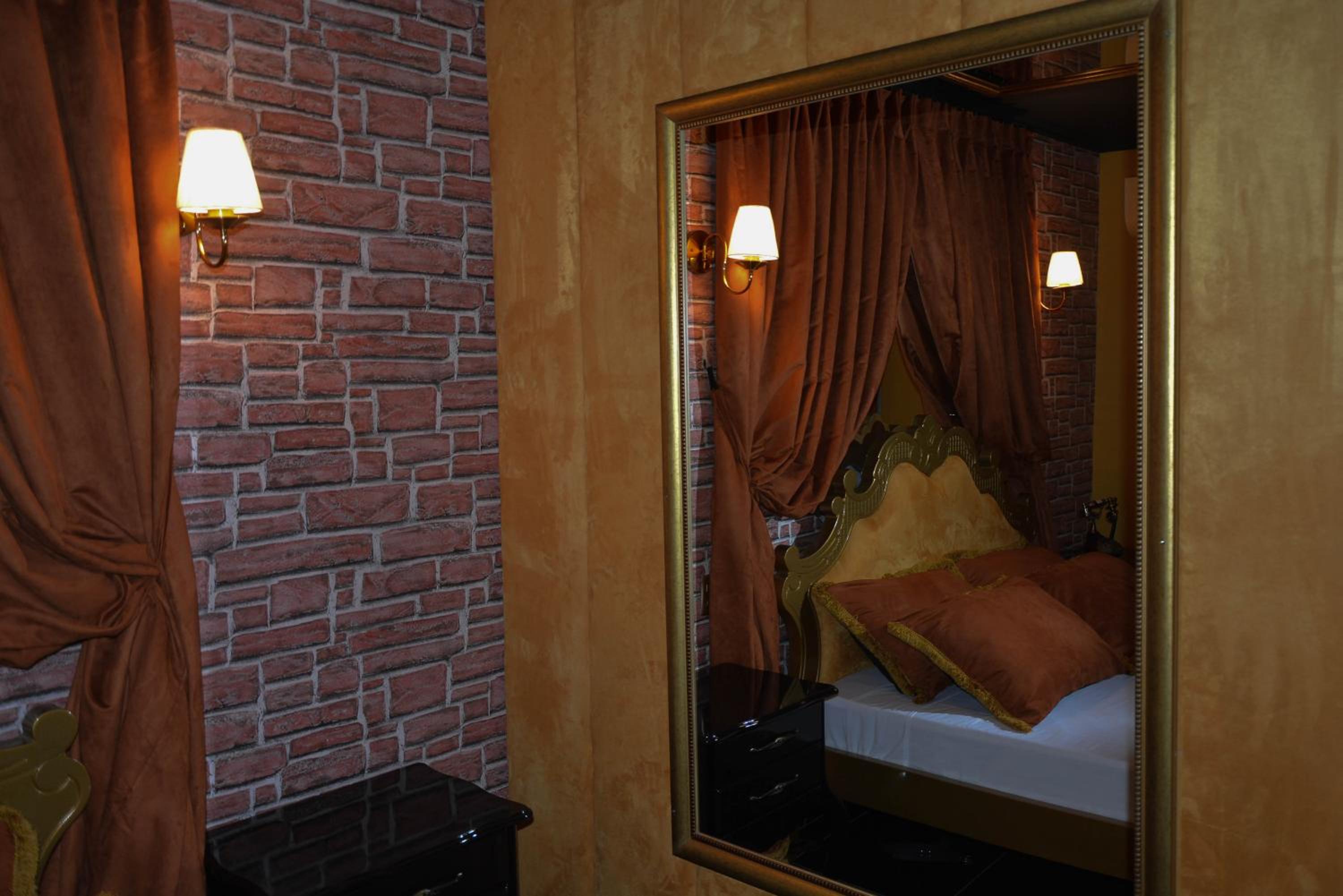 Double Room with Hot Tub - Photo 2