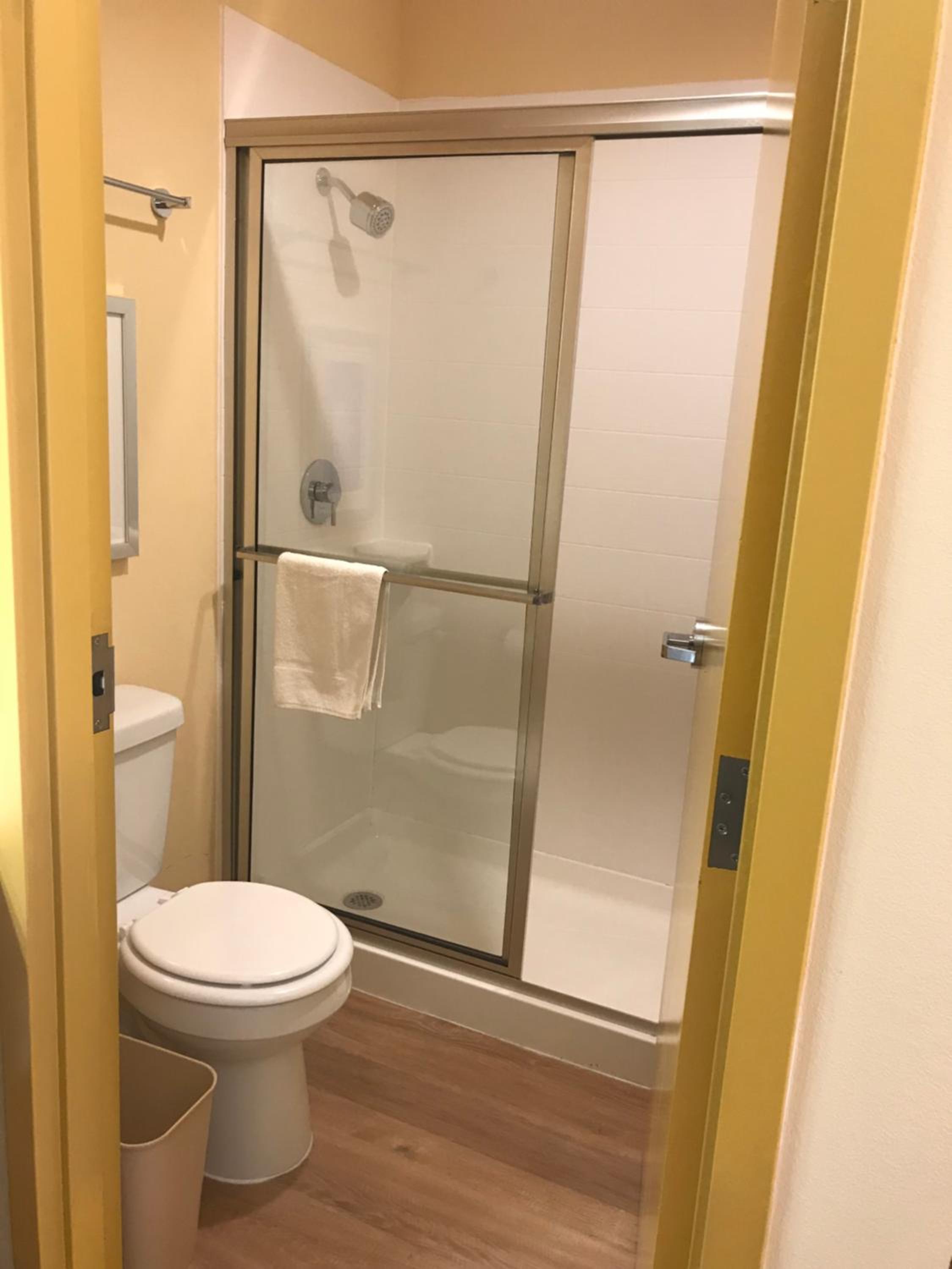 King Room - Non-Smoking - Photo 5