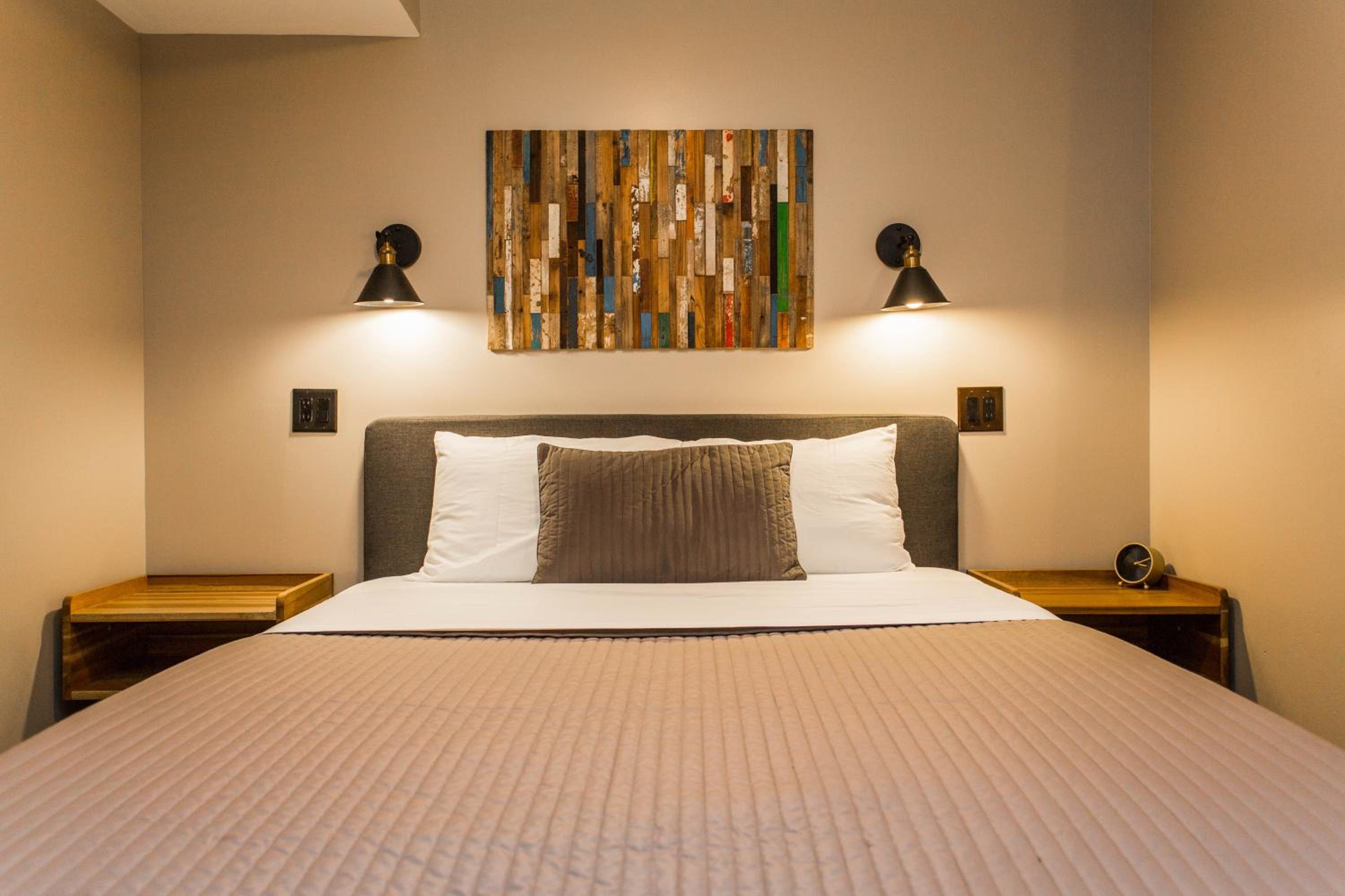 Deluxe Queen Room - Photo 1