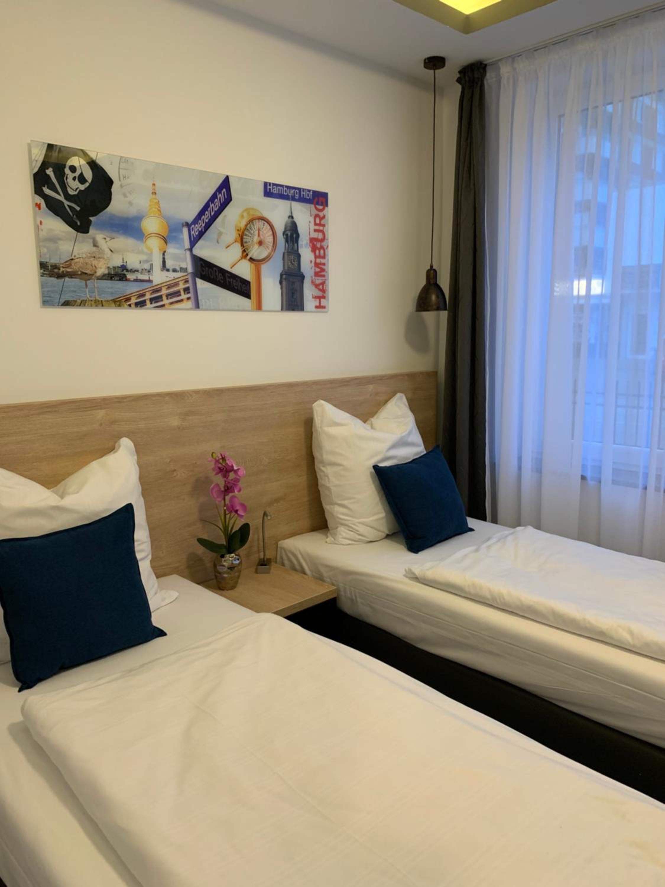 Small Twin Room - Photo 4