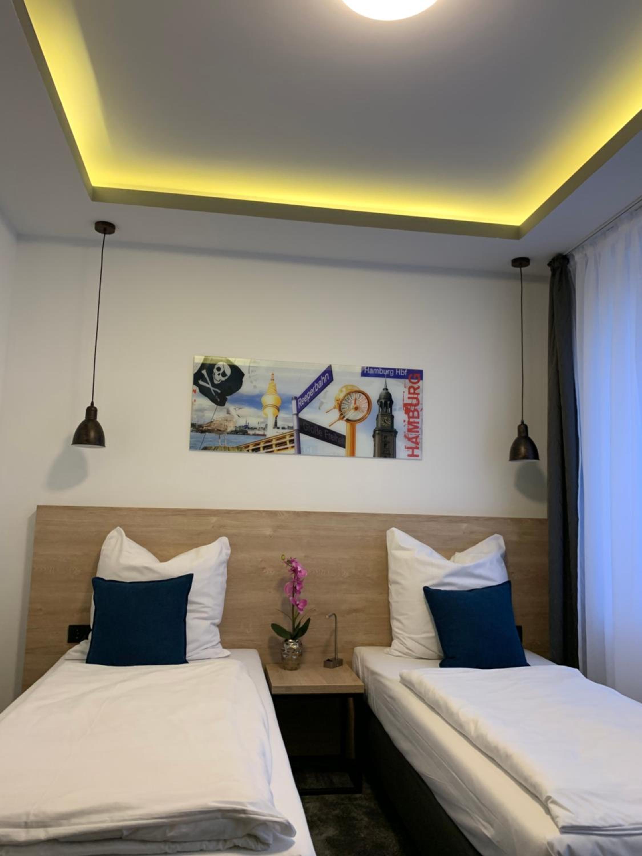 Small Twin Room - Photo 3