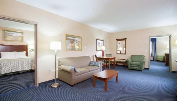 Two-Bedroom Queen Suite with Four Queen Beds - Non-Smoking - Photo 2