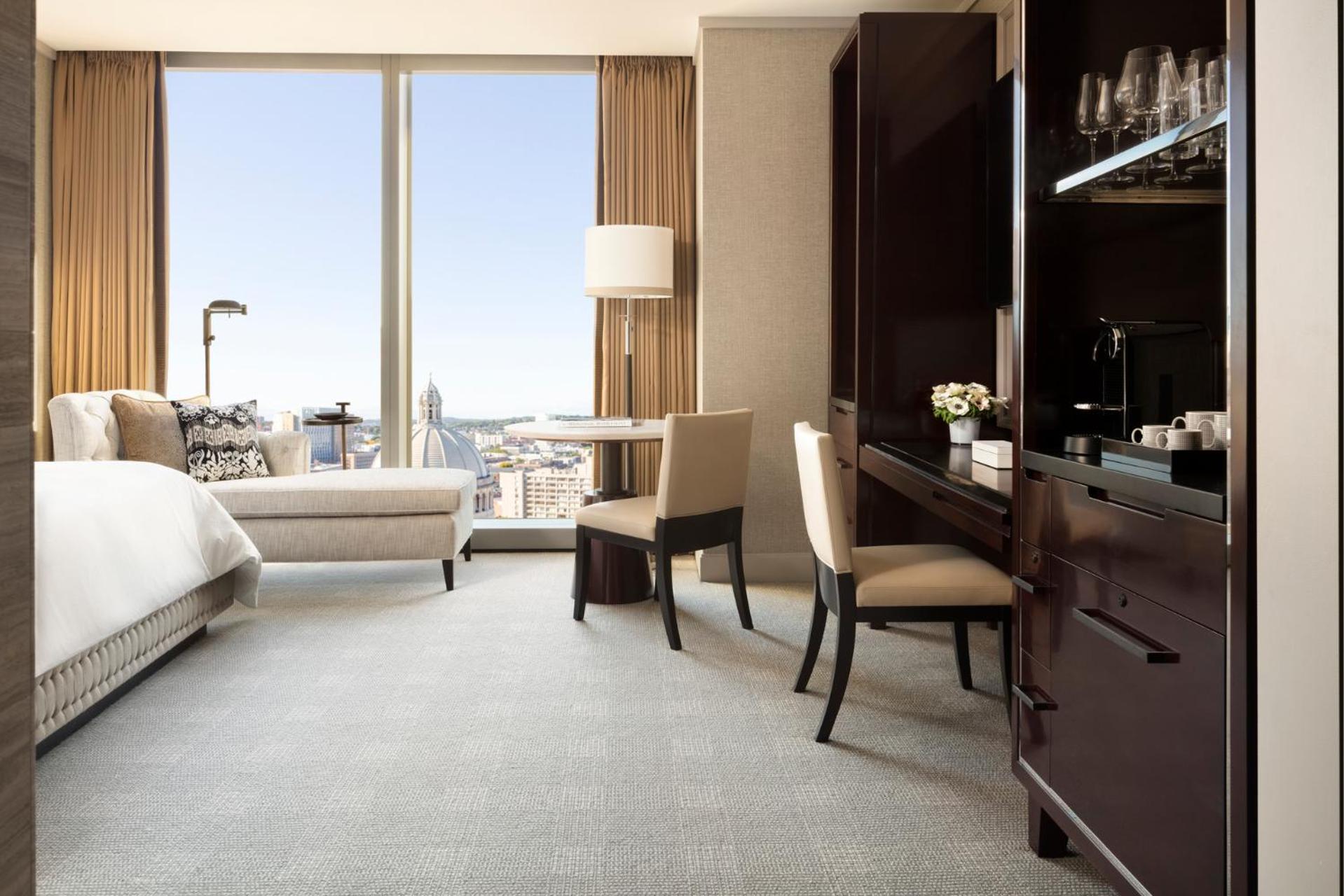 Deluxe King Room with City View photo 2