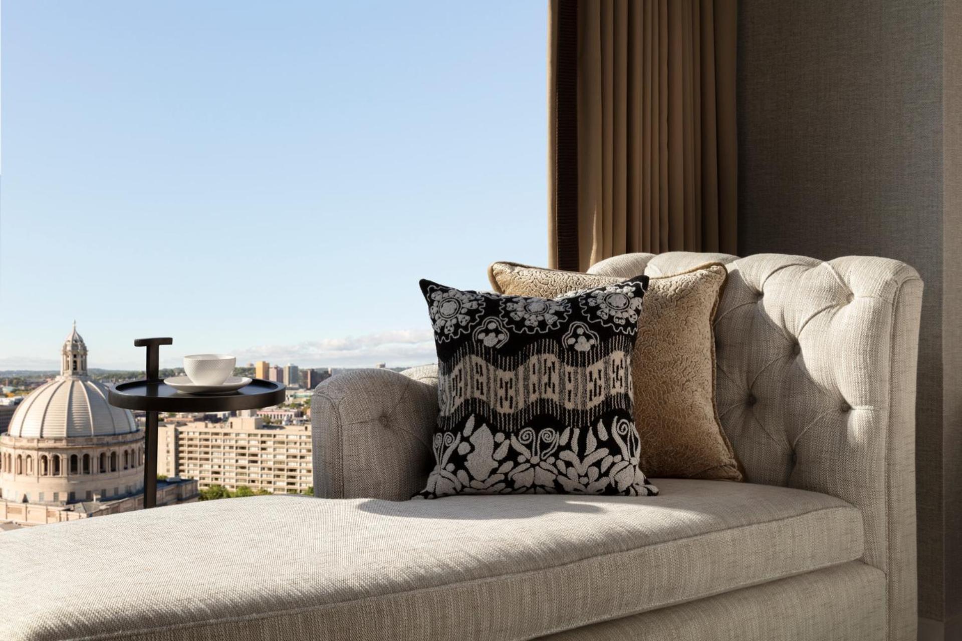 Deluxe King Room with City View - Accessible photo 2