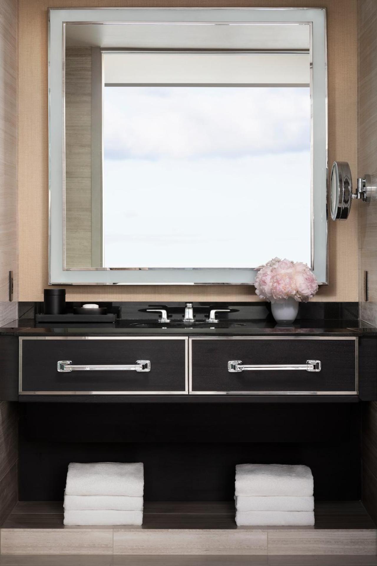 Deluxe King Room - Photo 2