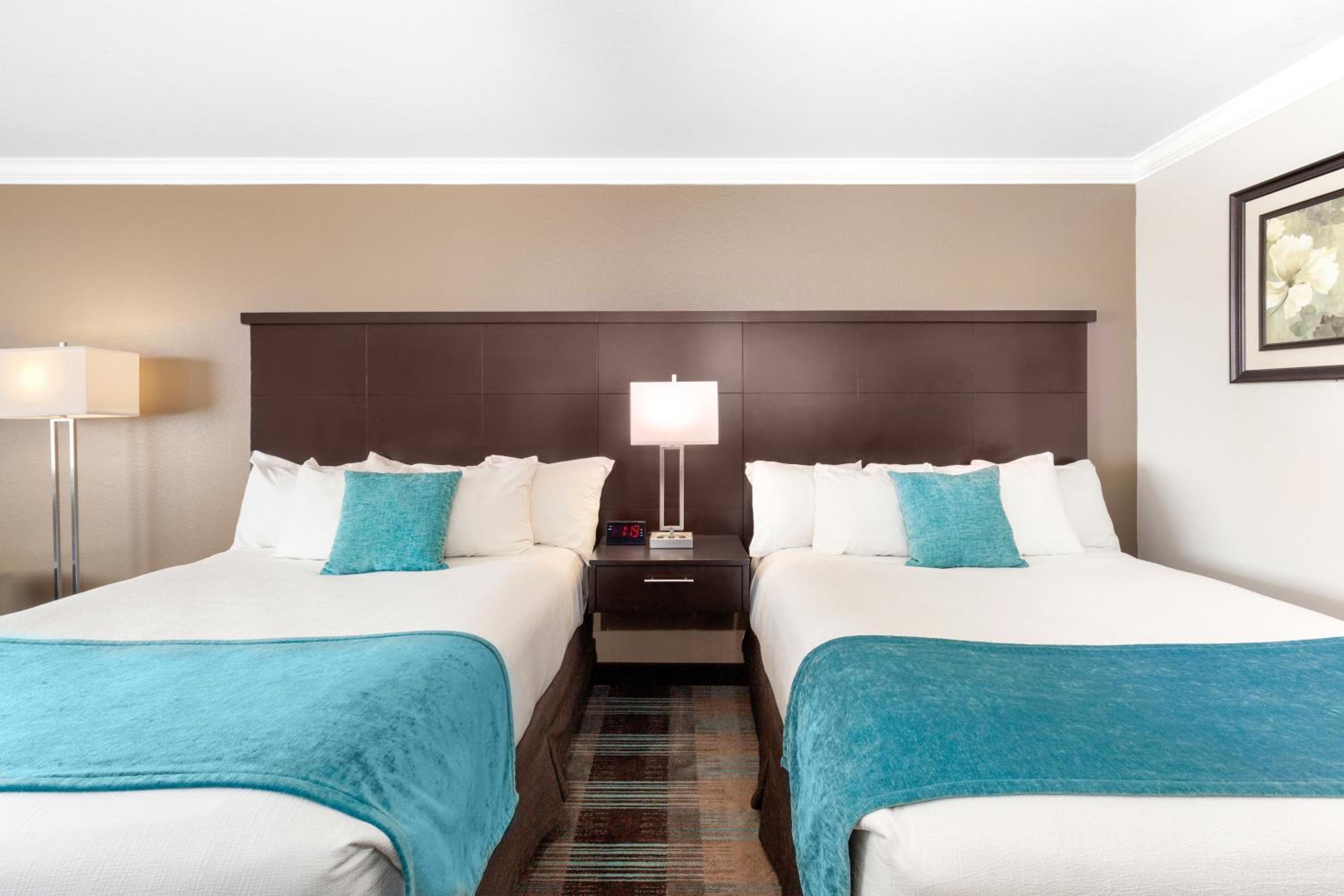 Queen Room with Two Queen Beds - Photo 3