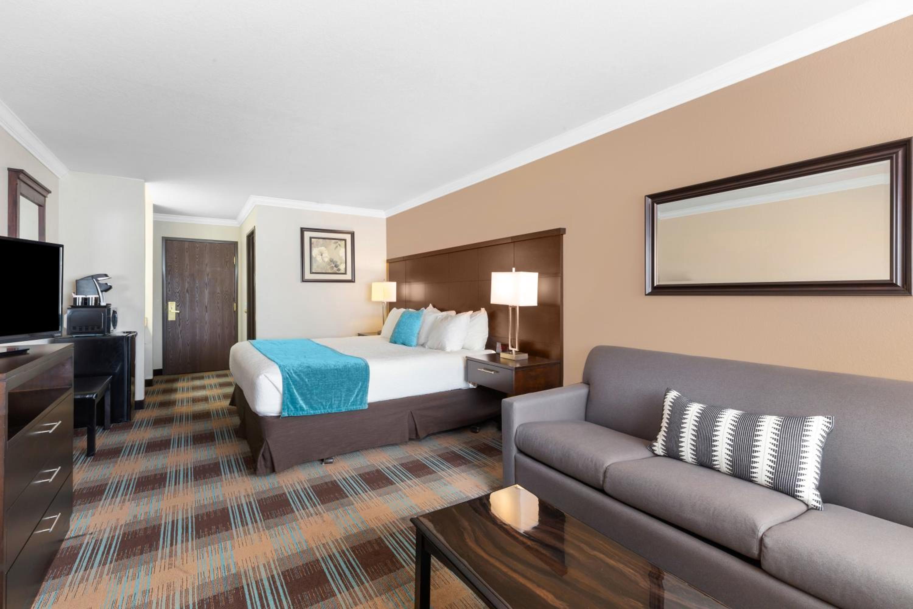 King Room with Sofa Bed - Photo 8