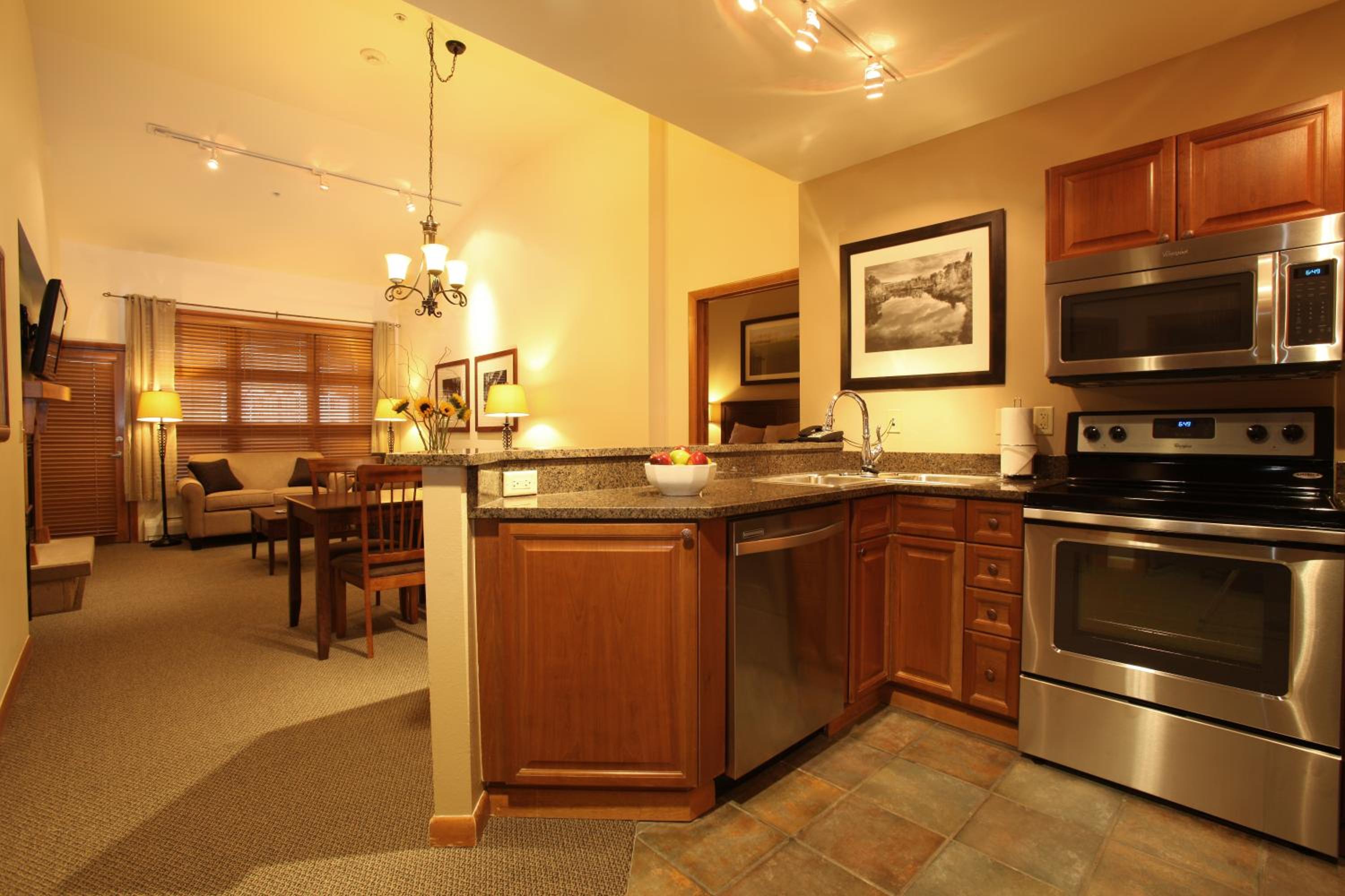 Deluxe One-Bedroom Apartment - Photo 4