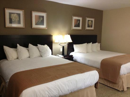 Queen Room with Two Queen Beds - Non-Smoking - Photo 1