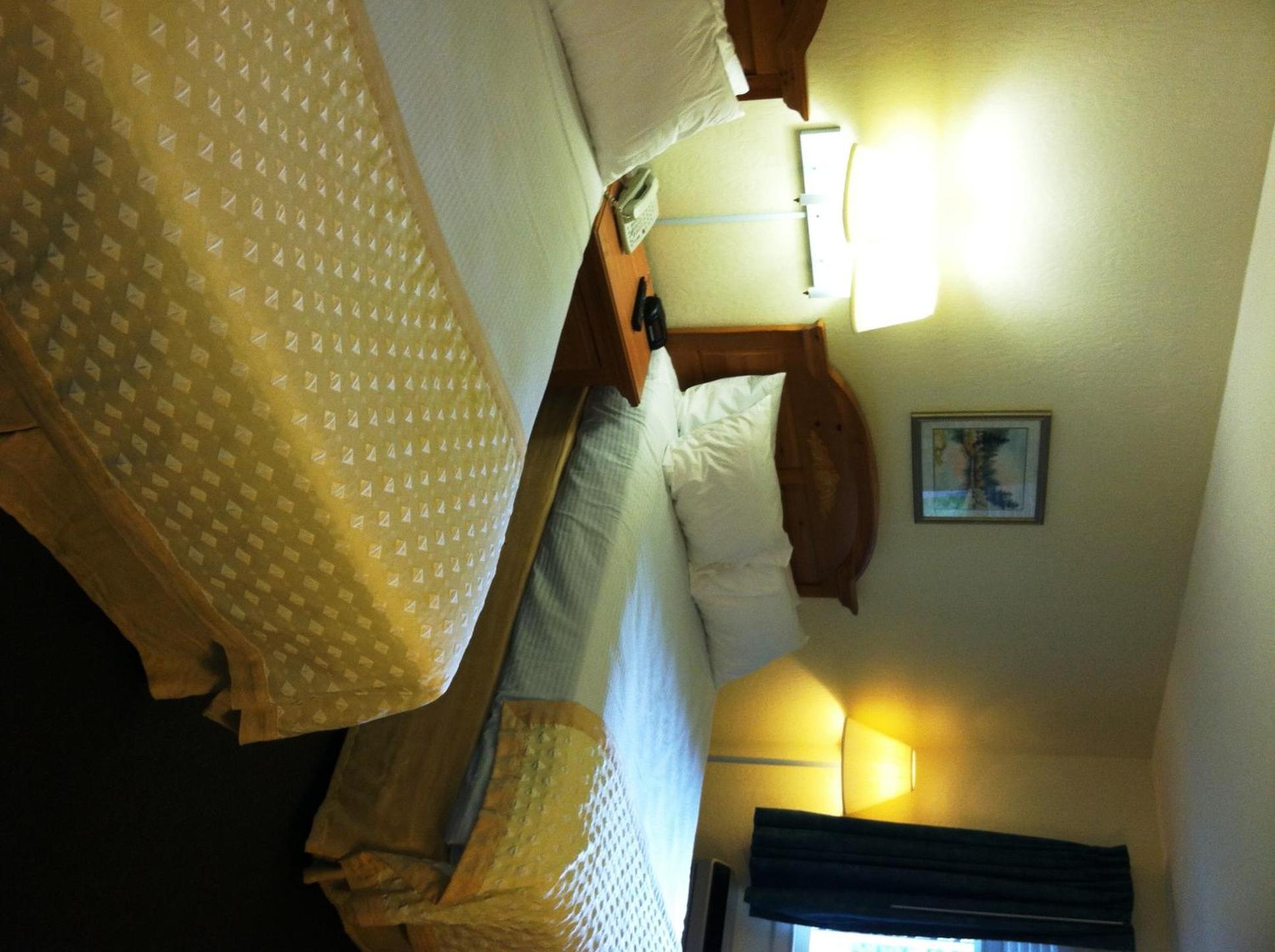 Standard Queen Room with Two Queen Beds photo 1