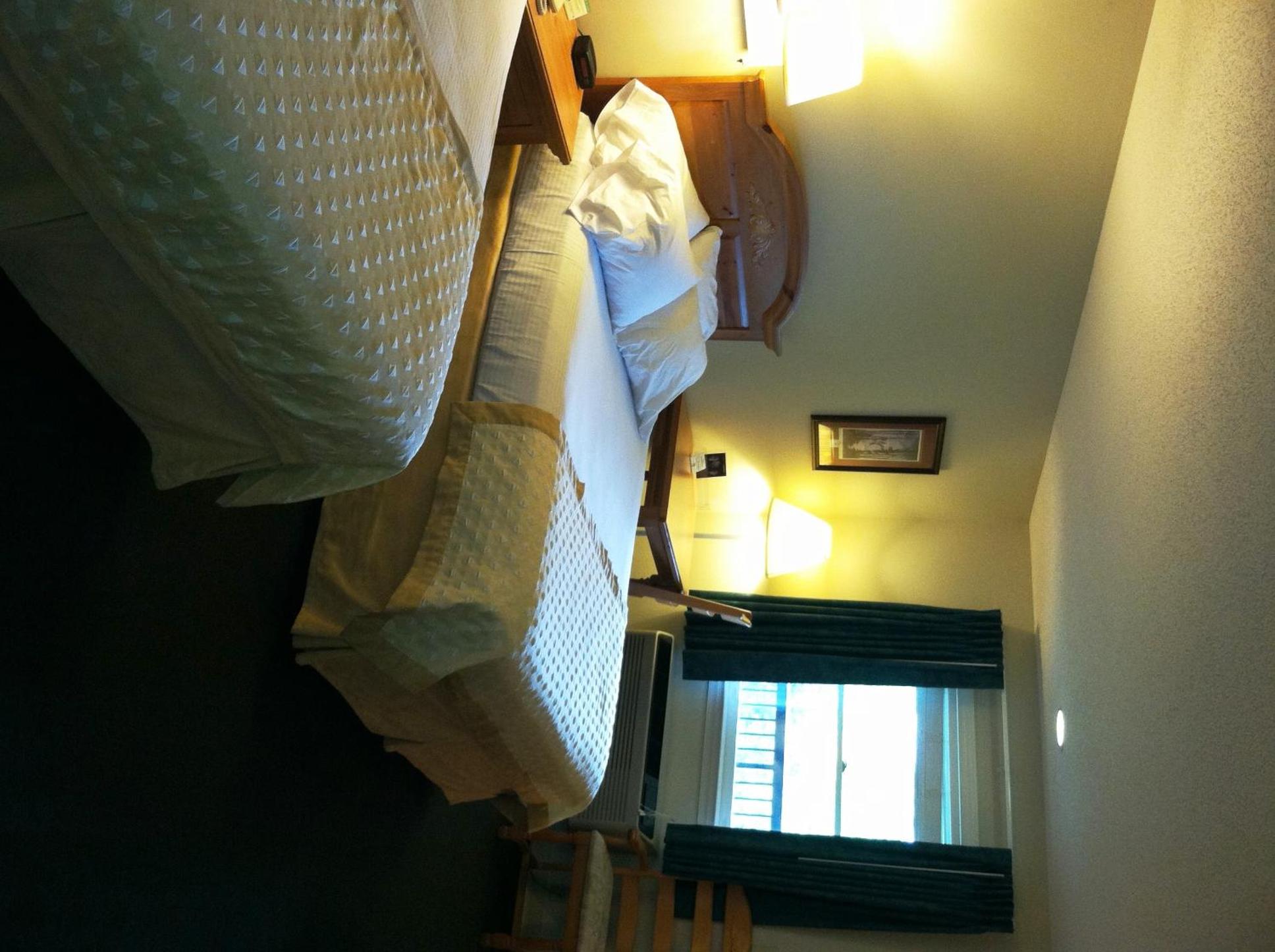 Standard Queen Room with Two Queen Beds photo 2