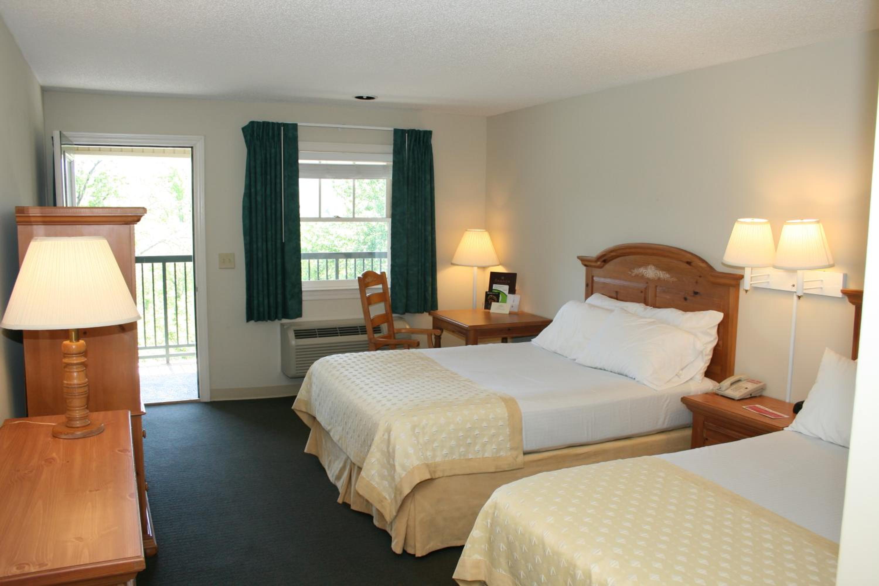 Standard Queen Room with Two Queen Beds photo 3