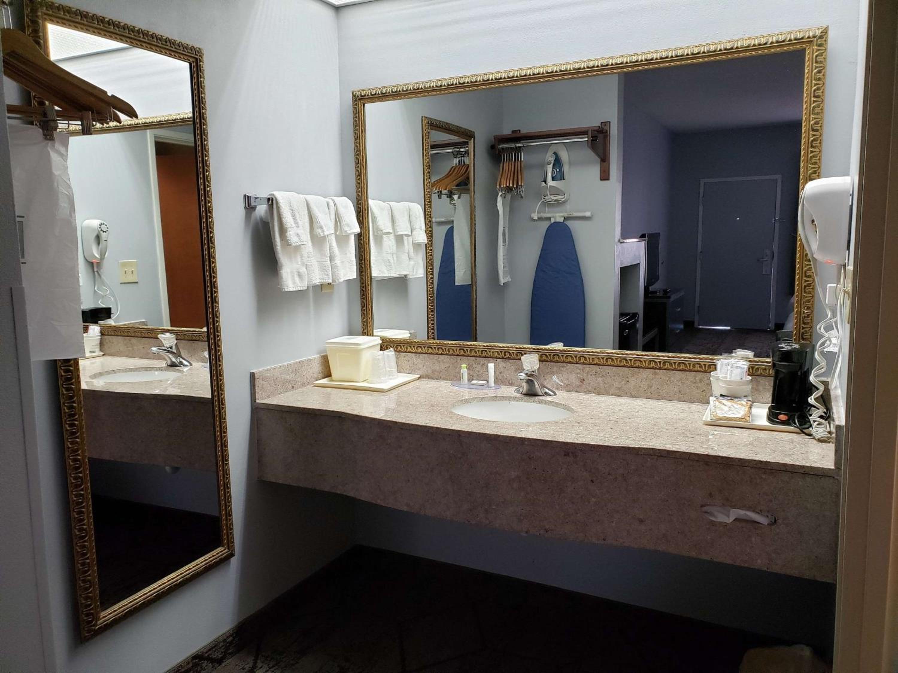 Queen Room with Two Queen Beds - Exterior Hall - Photo 5