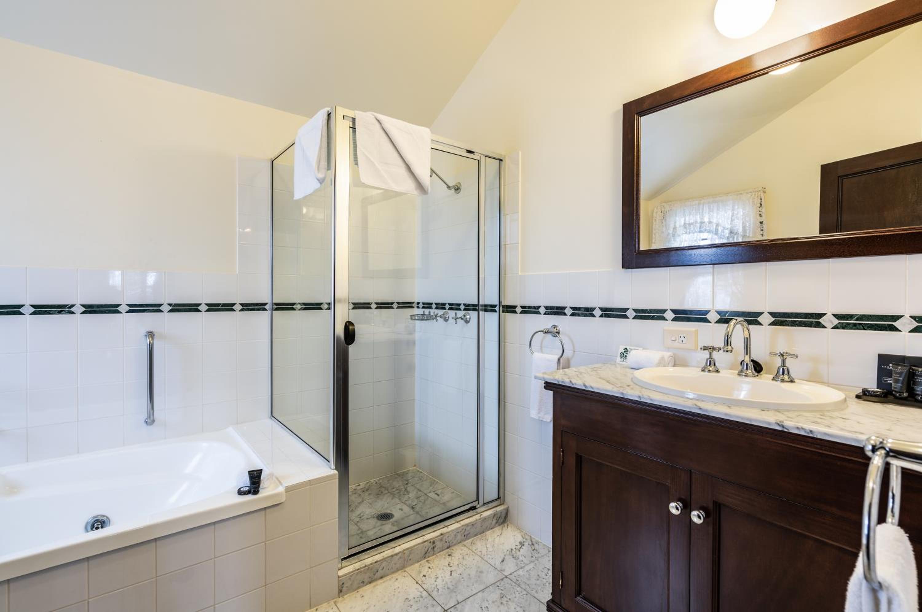 King Room with Spa Bath - Photo 2
