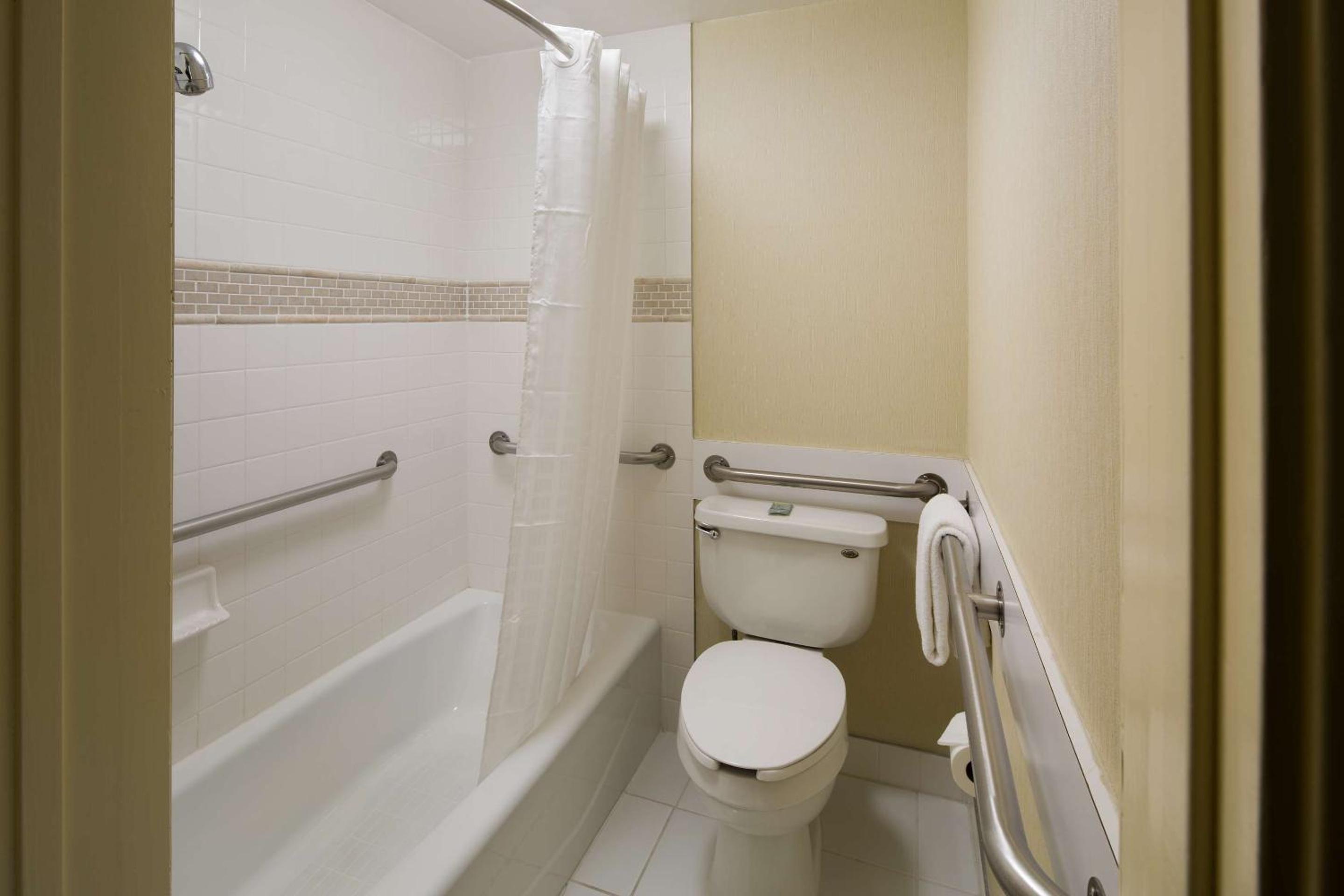 Queen Room With Bath Tub - Disability Access - Photo 2